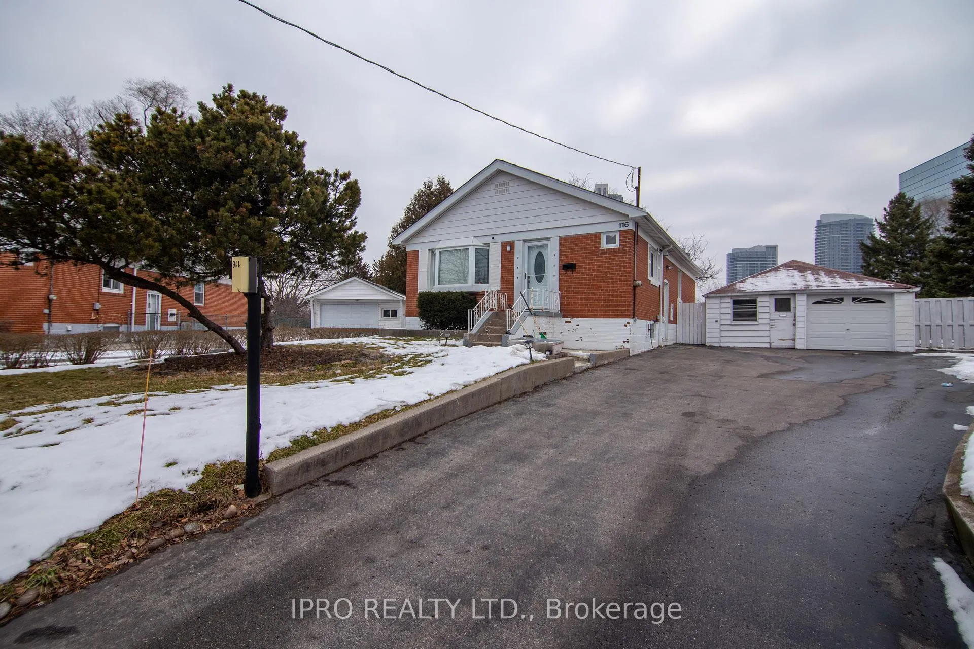Front of 116 Earlton Road E