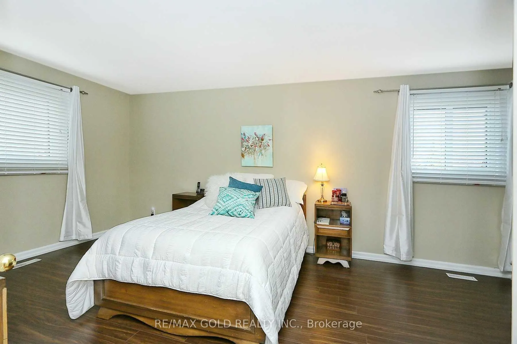 Photo 4 of 214 Athabasca Street, Oshawa, Donevan — HOMEH