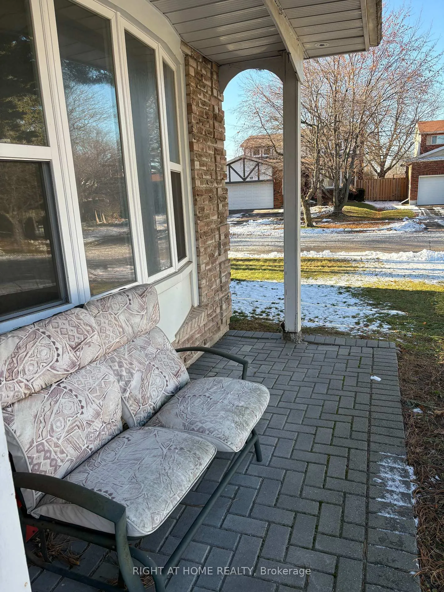 Photo 2 of 33 Innisbrook Crescent, Markham, Aileen-Willowbrook — HOMEH