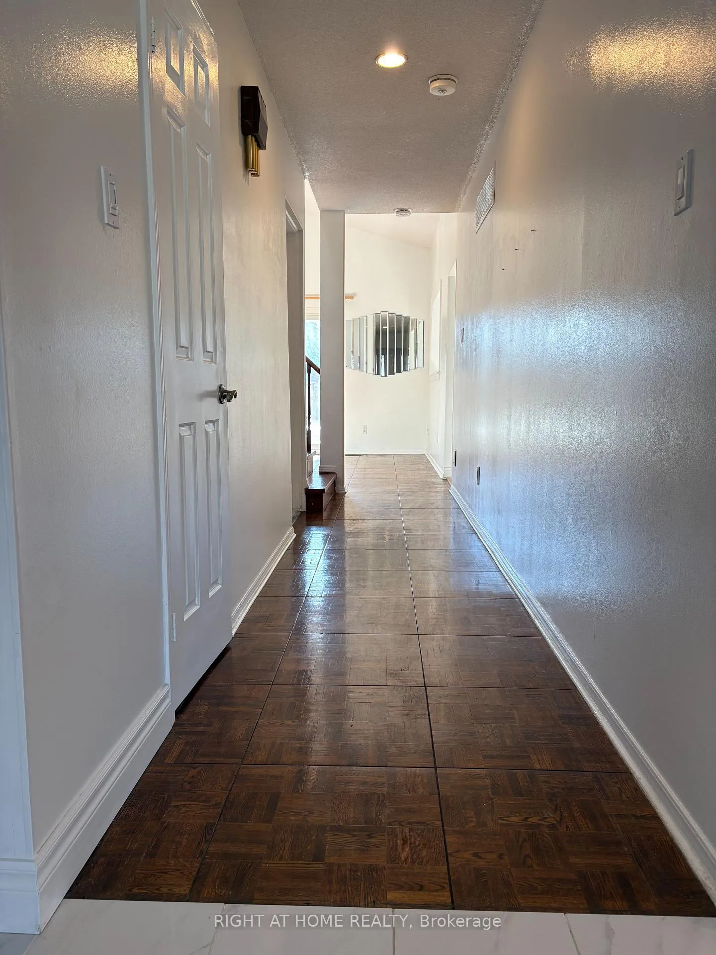 Photo 3 of 33 Innisbrook Crescent, Markham, Aileen-Willowbrook — HOMEH