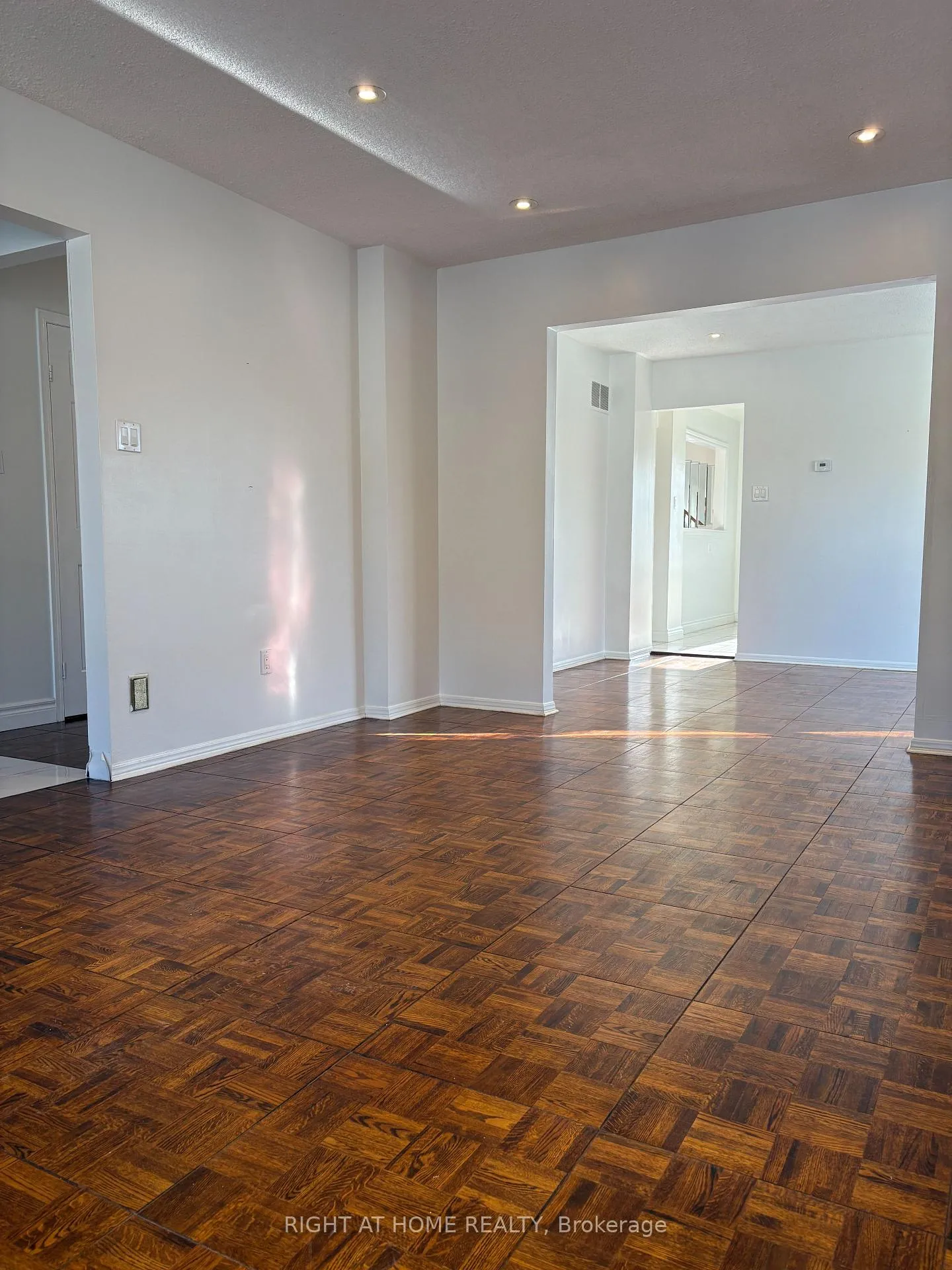 Photo 5 of 33 Innisbrook Crescent, Markham, Aileen-Willowbrook — HOMEH