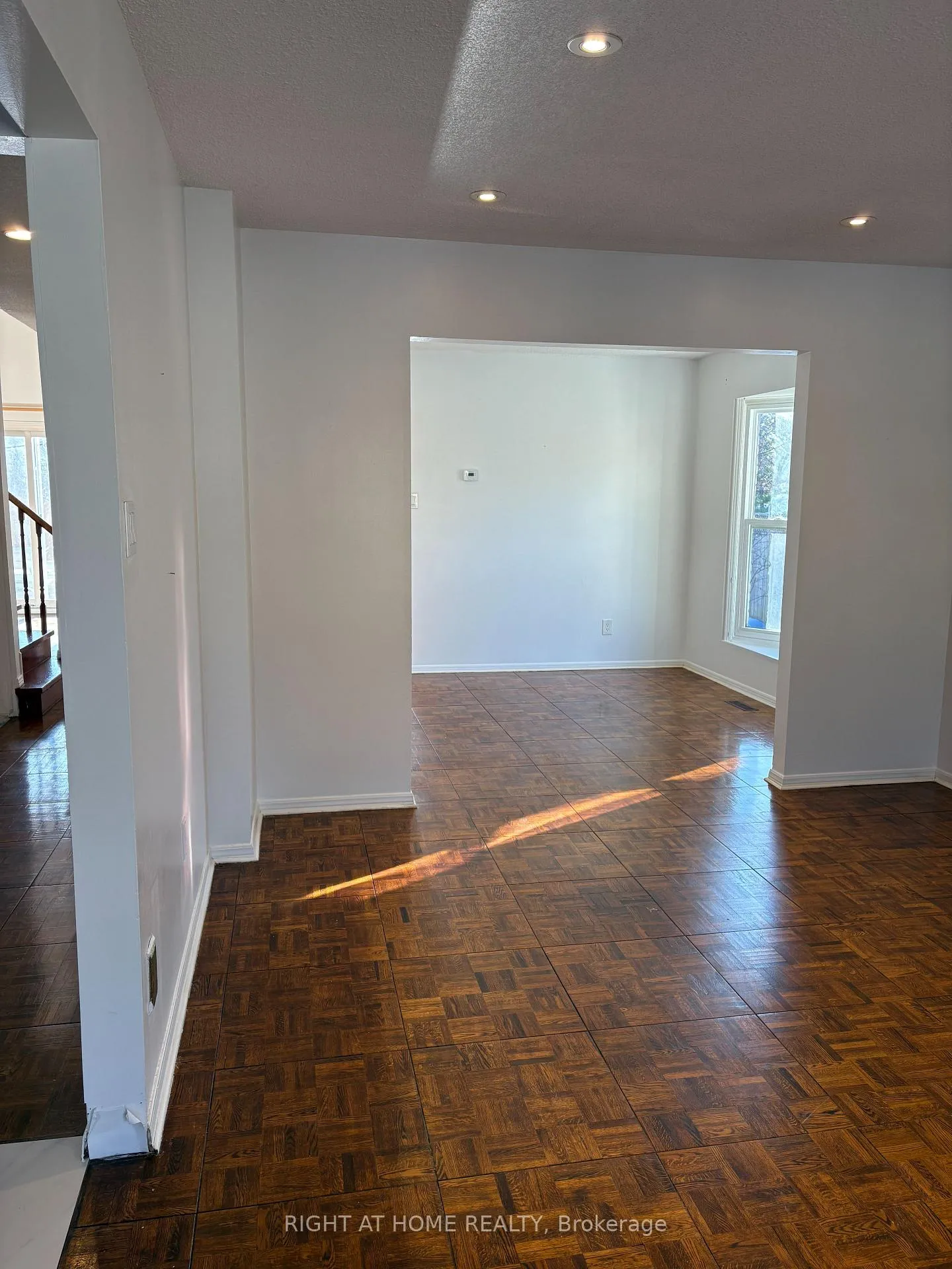 Photo 8 of 33 Innisbrook Crescent, Markham, Aileen-Willowbrook — HOMEH