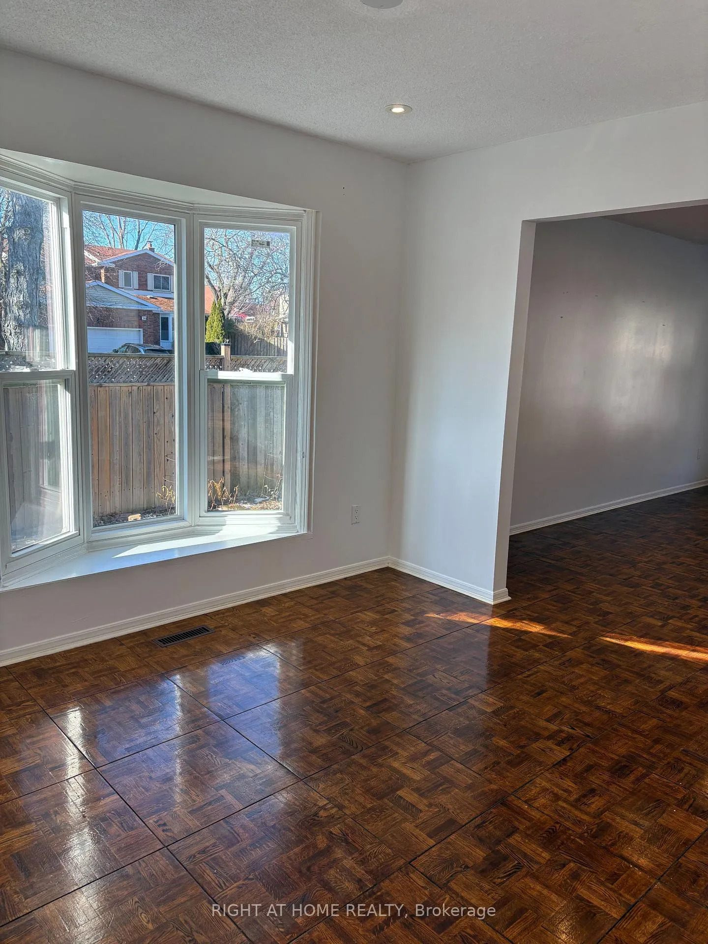 Photo 10 of 33 Innisbrook Crescent, Markham, Aileen-Willowbrook — HOMEH