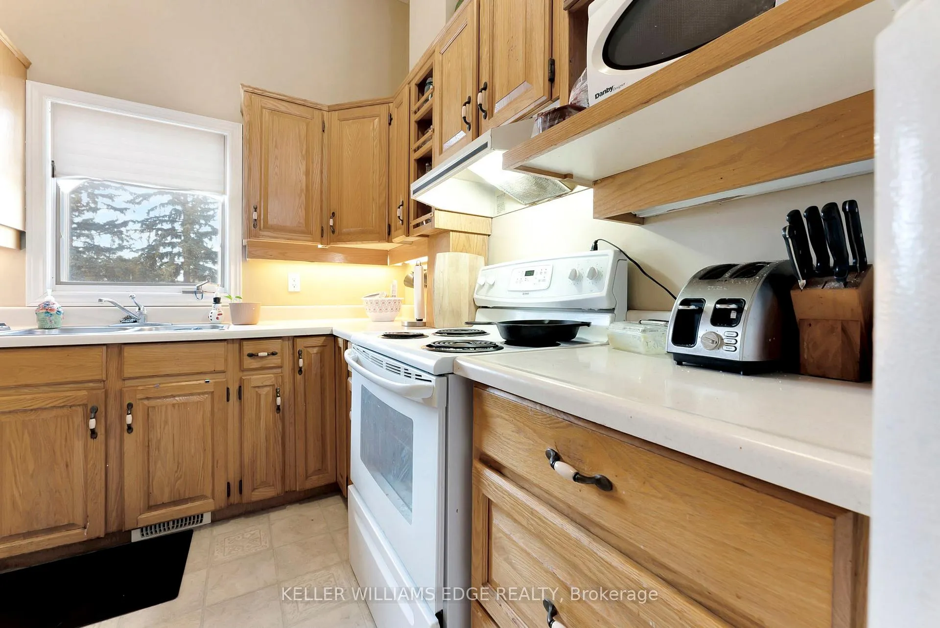 Photo 5 of 355 Dundas Street E, Hamilton, Waterdown — HOMEH