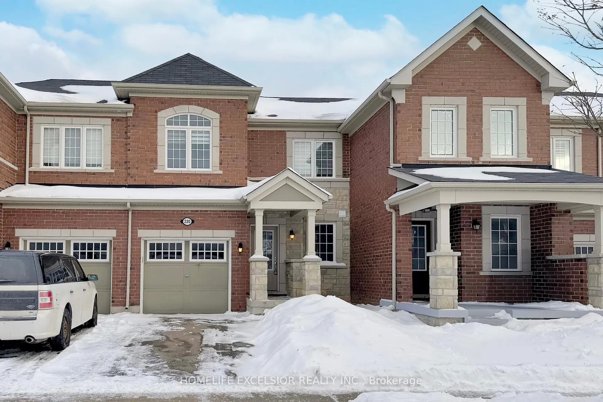 Photo 1 of 220 Payne Crescent, Aurora, Rural Aurora — HOMEH