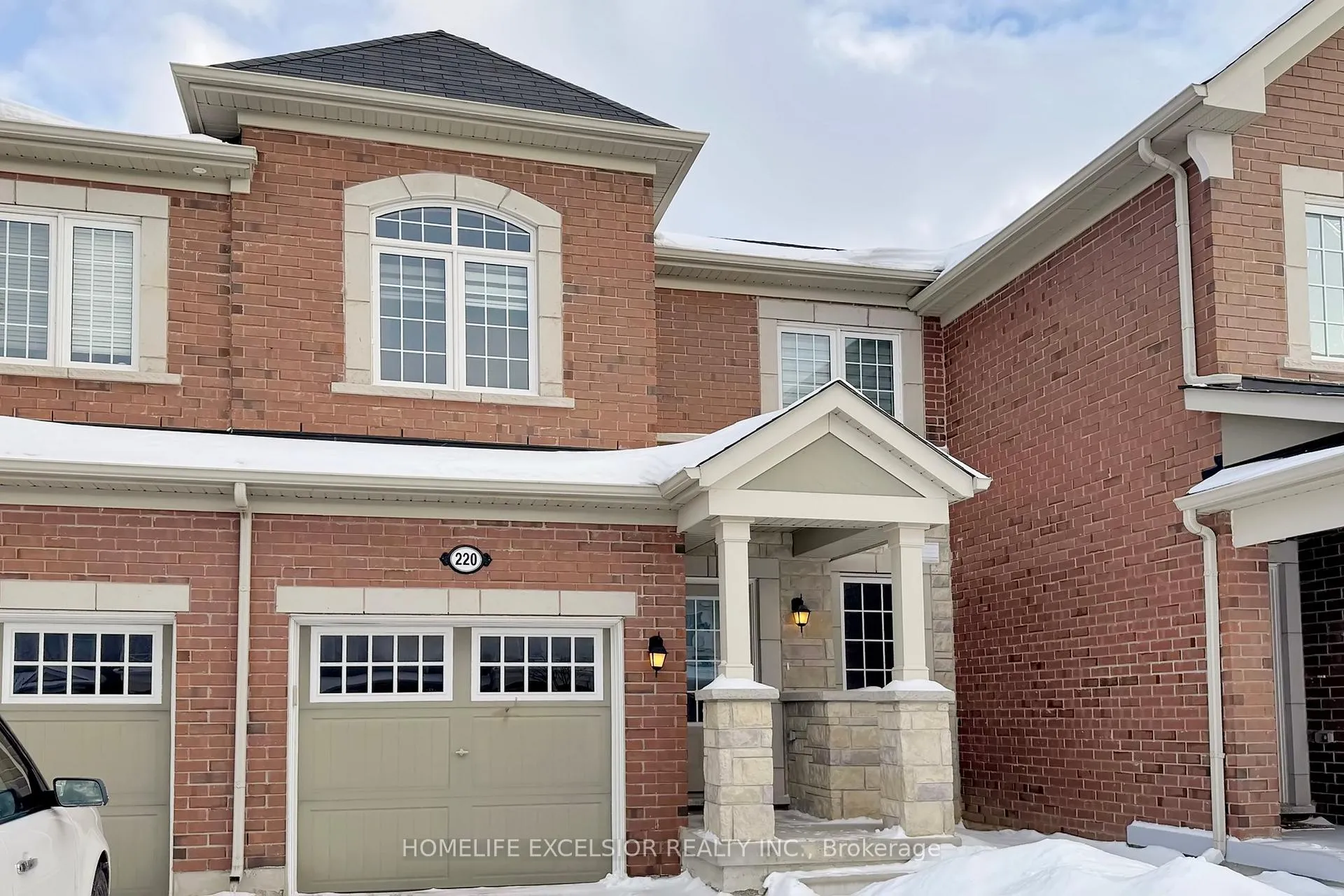 Photo 2 of 220 Payne Crescent, Aurora, Rural Aurora — HOMEH