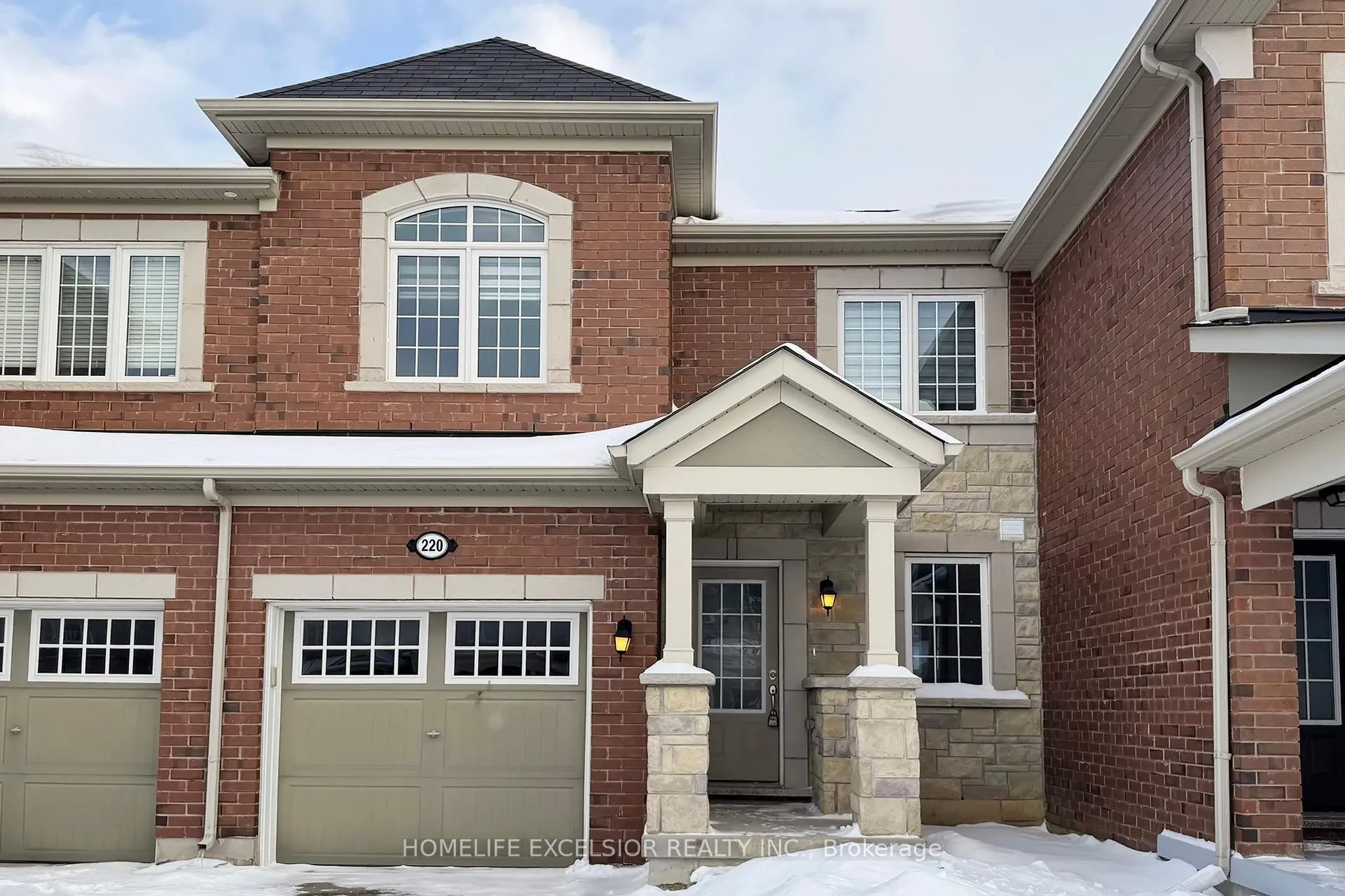 Photo 3 of 220 Payne Crescent, Aurora, Rural Aurora — HOMEH