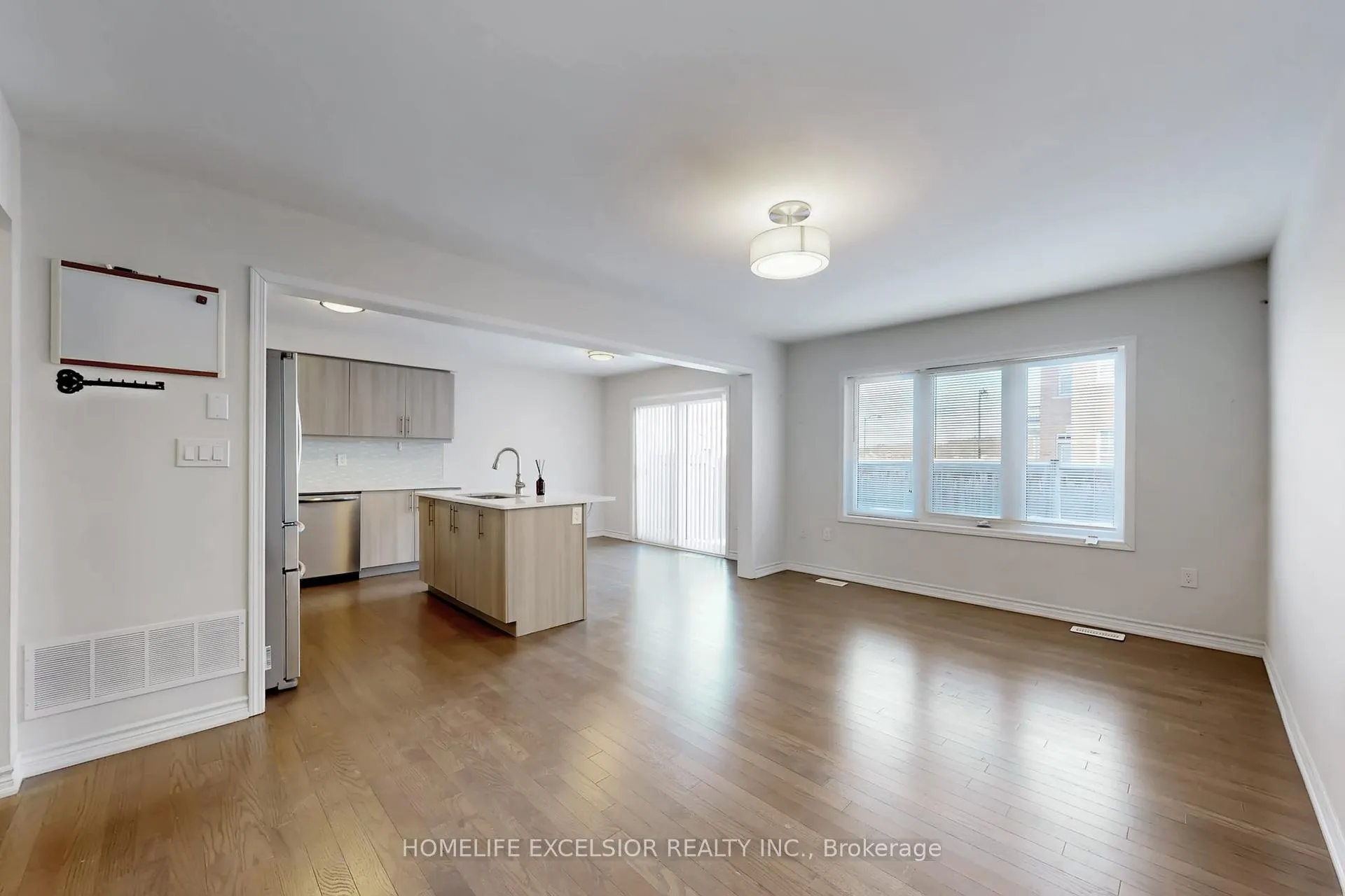 Photo 4 of 220 Payne Crescent, Aurora, Rural Aurora — HOMEH
