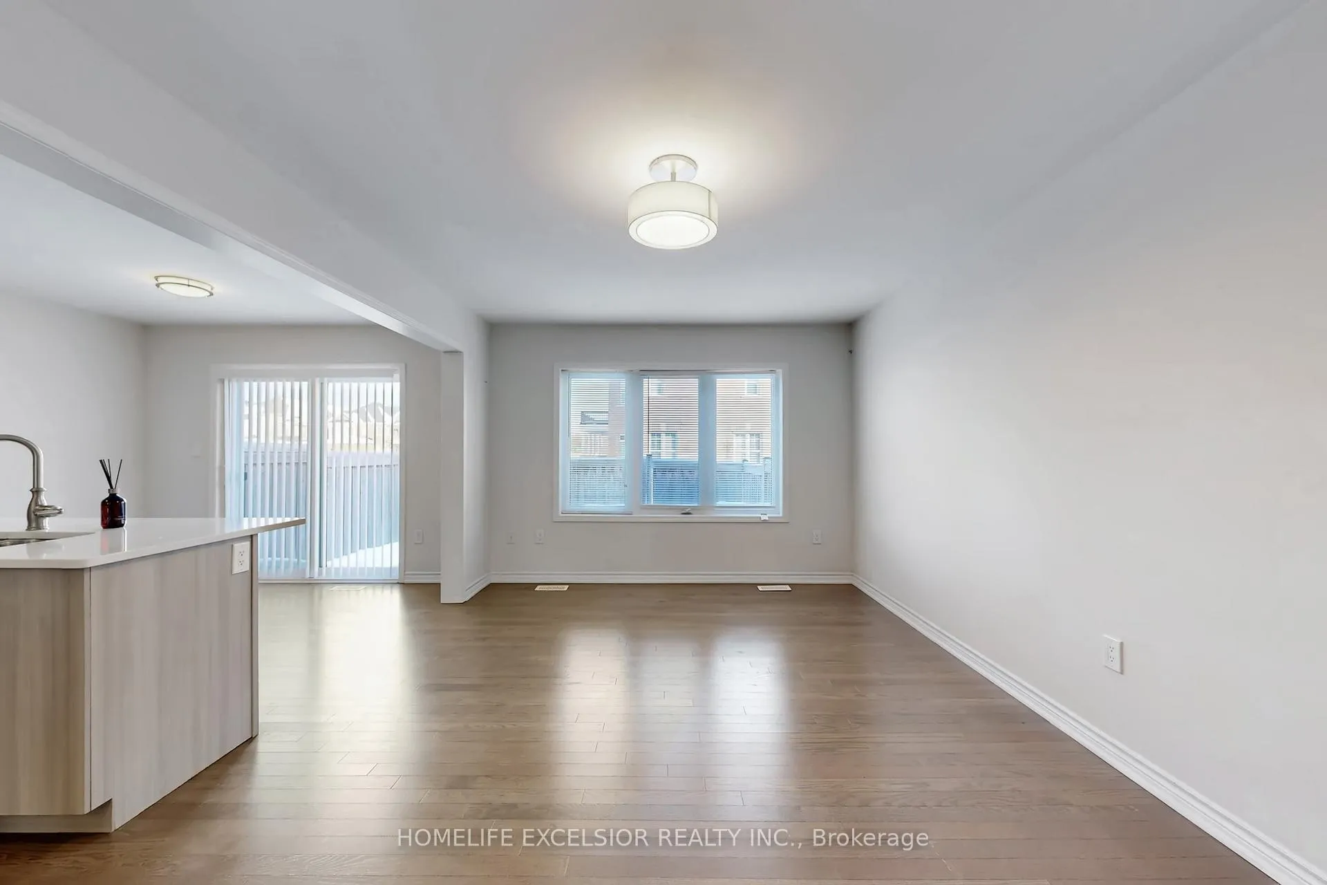 Photo 5 of 220 Payne Crescent, Aurora, Rural Aurora — HOMEH