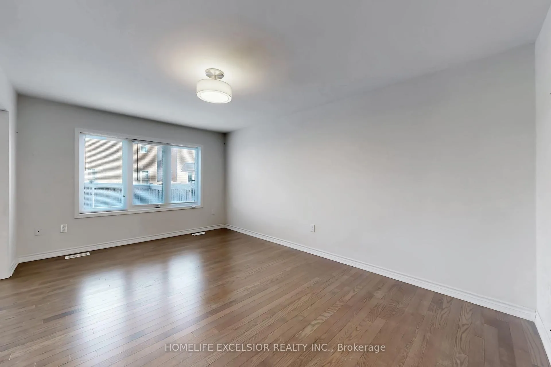 Photo 6 of 220 Payne Crescent, Aurora, Rural Aurora — HOMEH