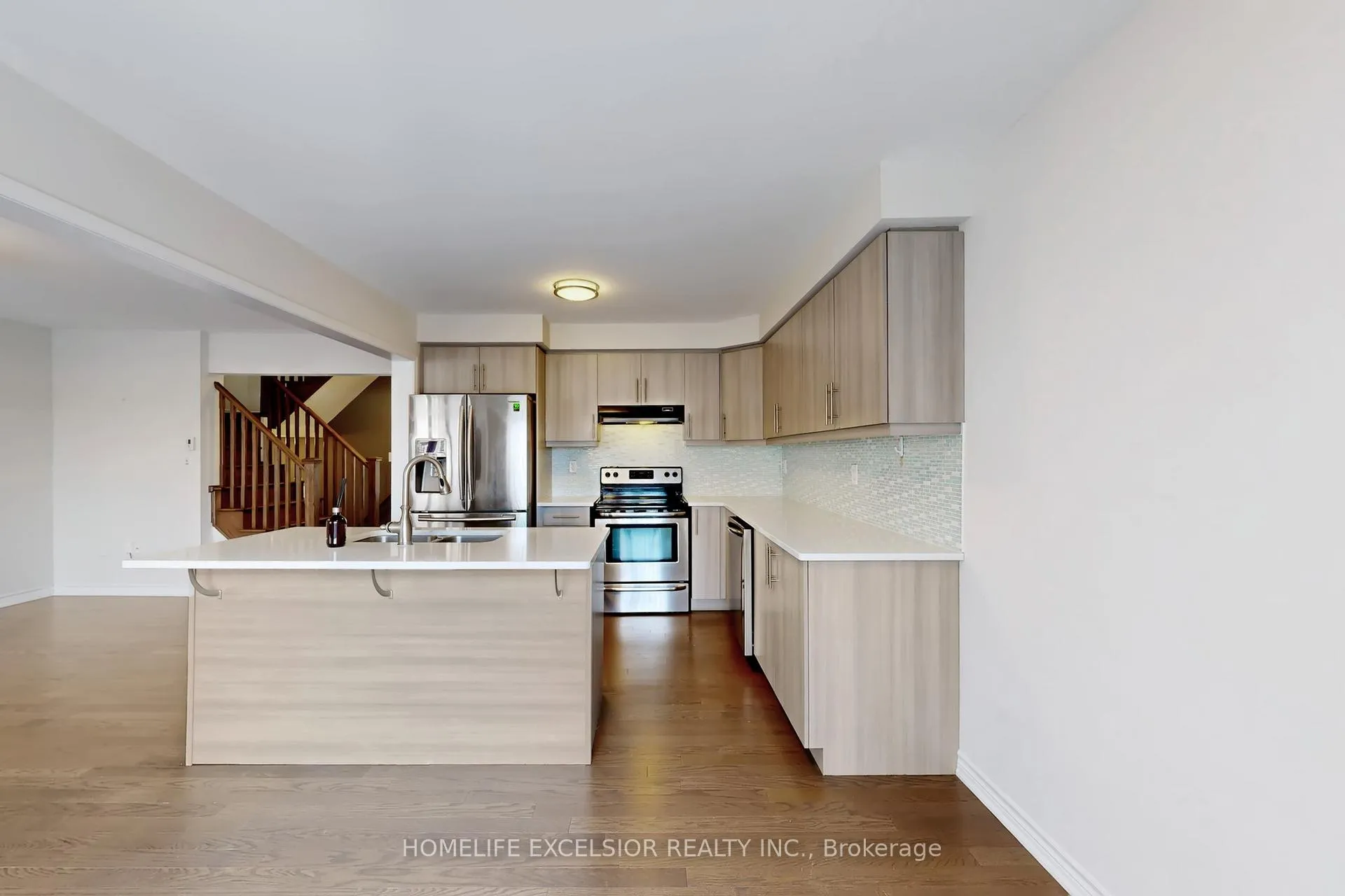 Photo 10 of 220 Payne Crescent, Aurora, Rural Aurora — HOMEH