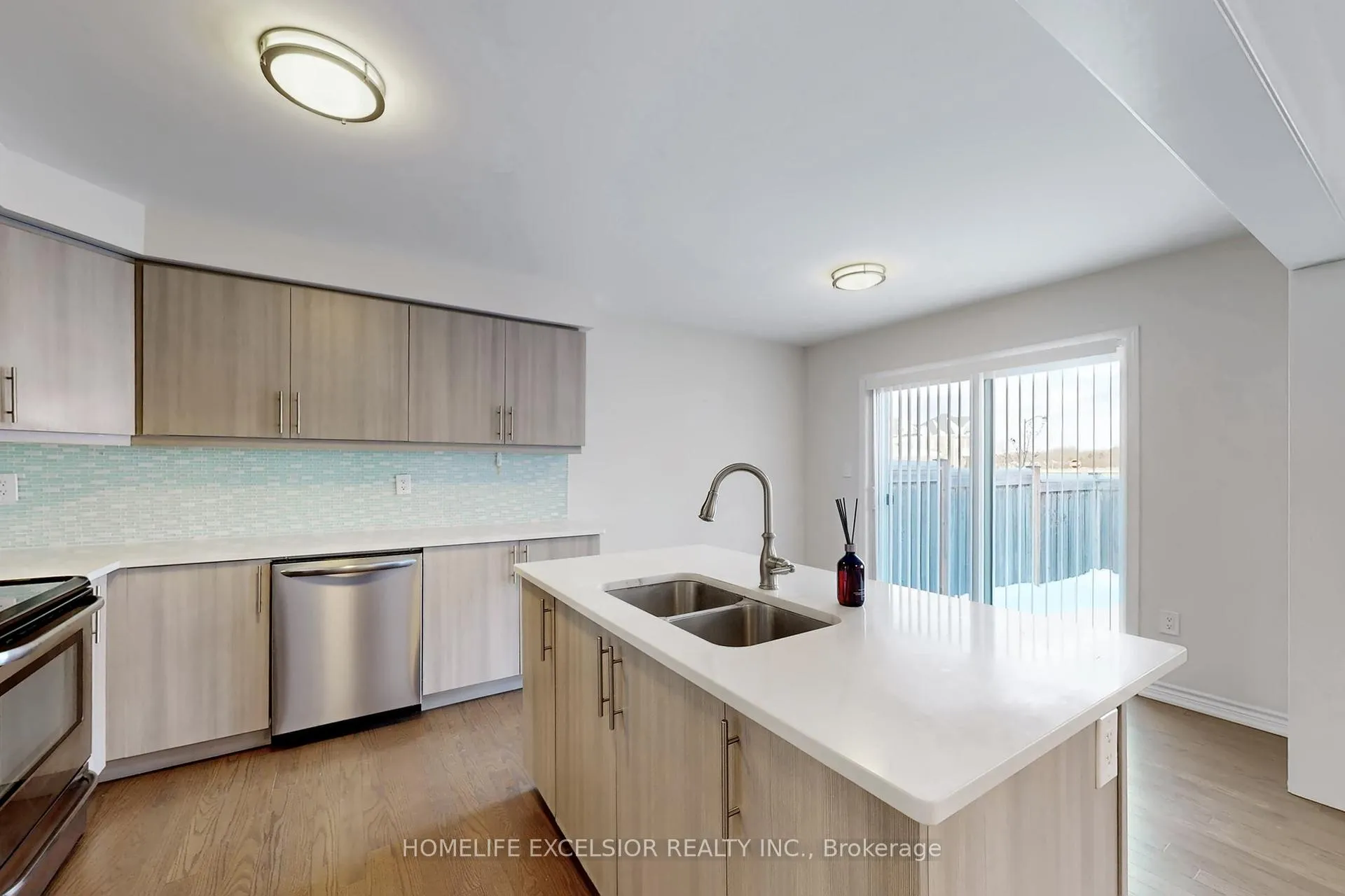Photo 15 of 220 Payne Crescent, Aurora, Rural Aurora — HOMEH