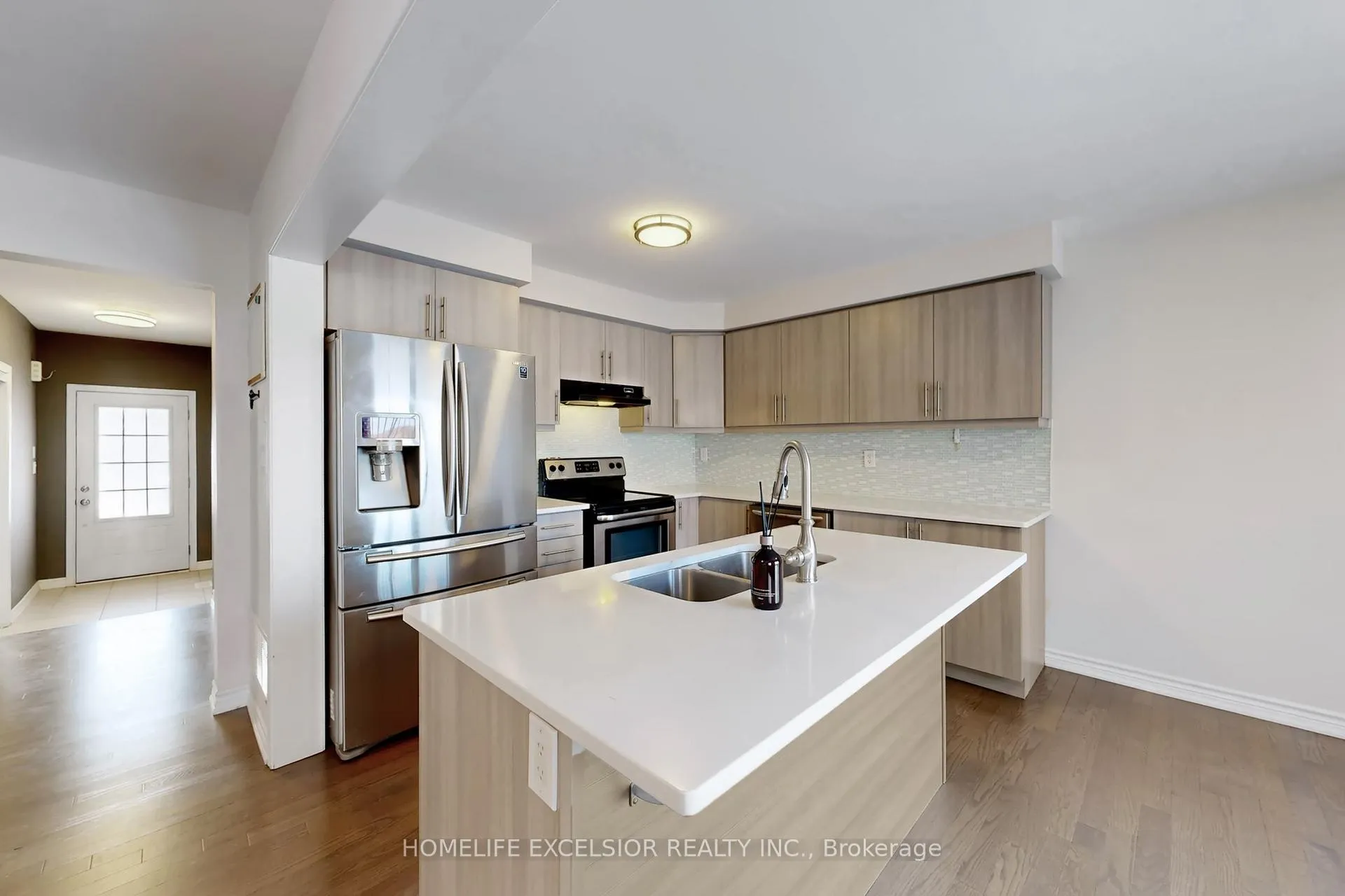 Photo 16 of 220 Payne Crescent, Aurora, Rural Aurora — HOMEH