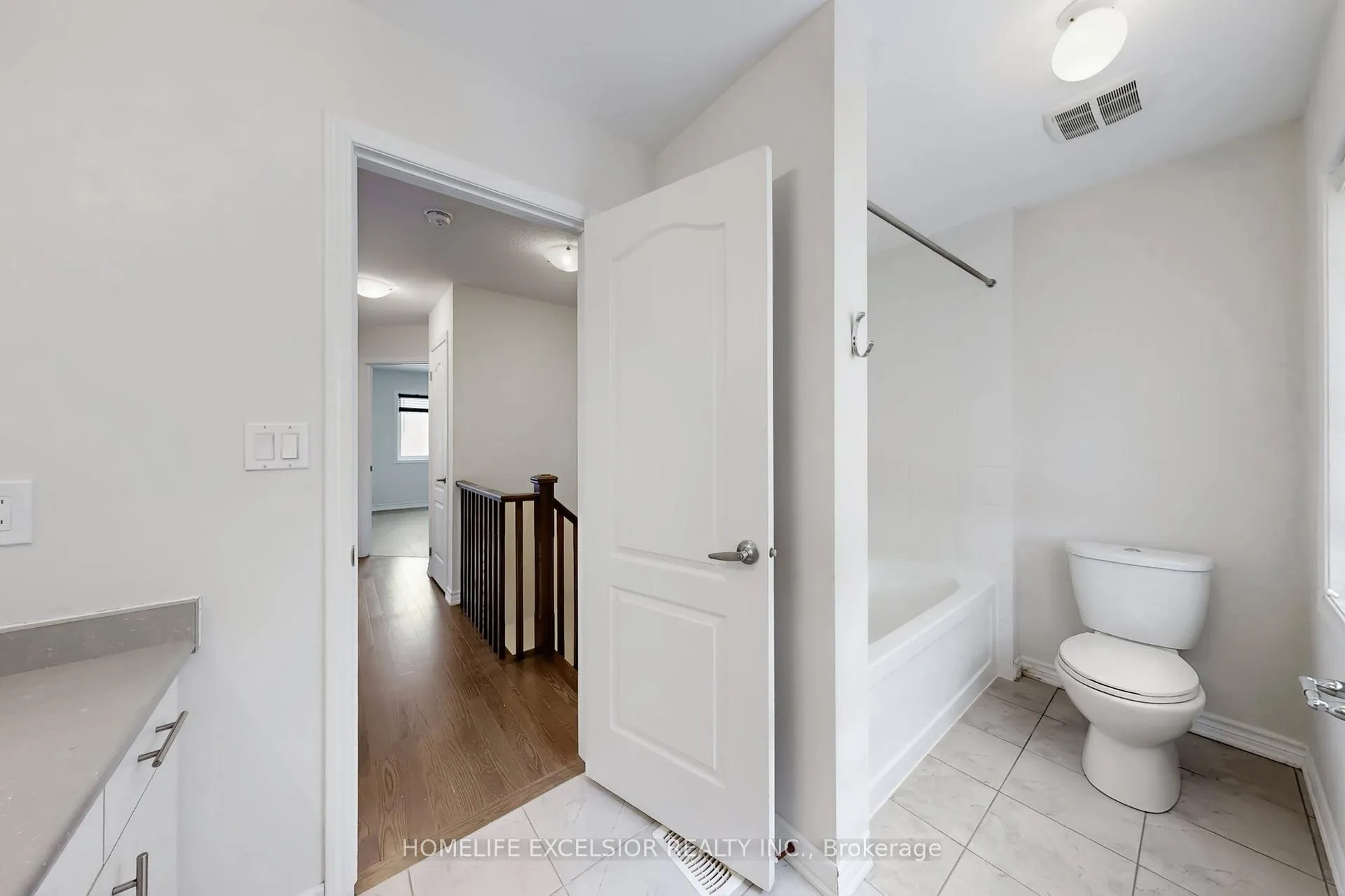 Photo 42 of 220 Payne Crescent, Aurora, Rural Aurora — HOMEH