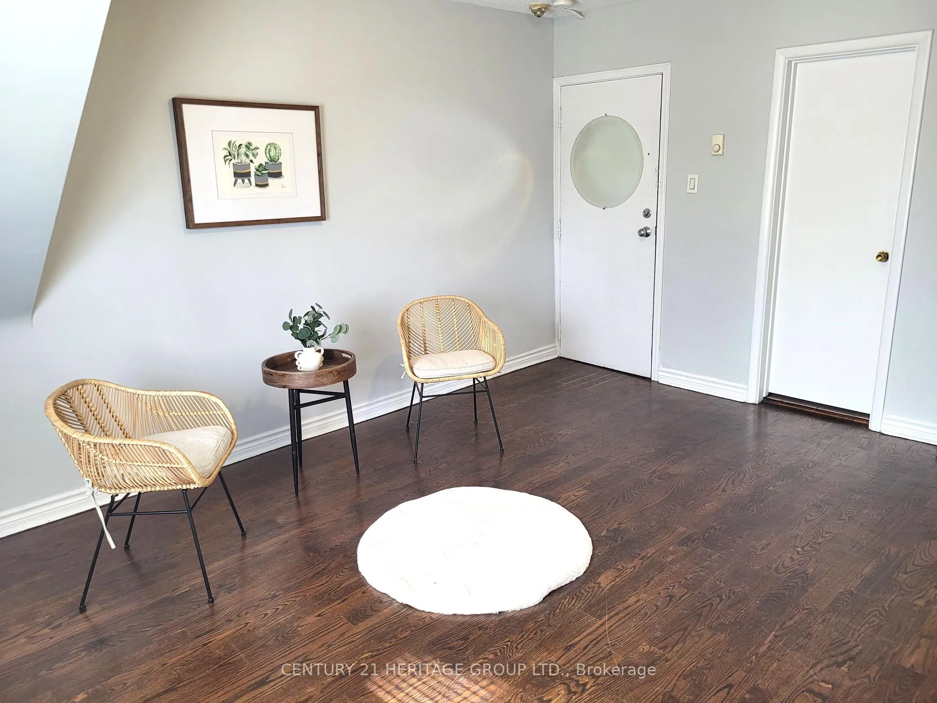 Photo 3 of Unit 2, 14888 Yonge Street, Aurora, Aurora Highlands — HOMEH
