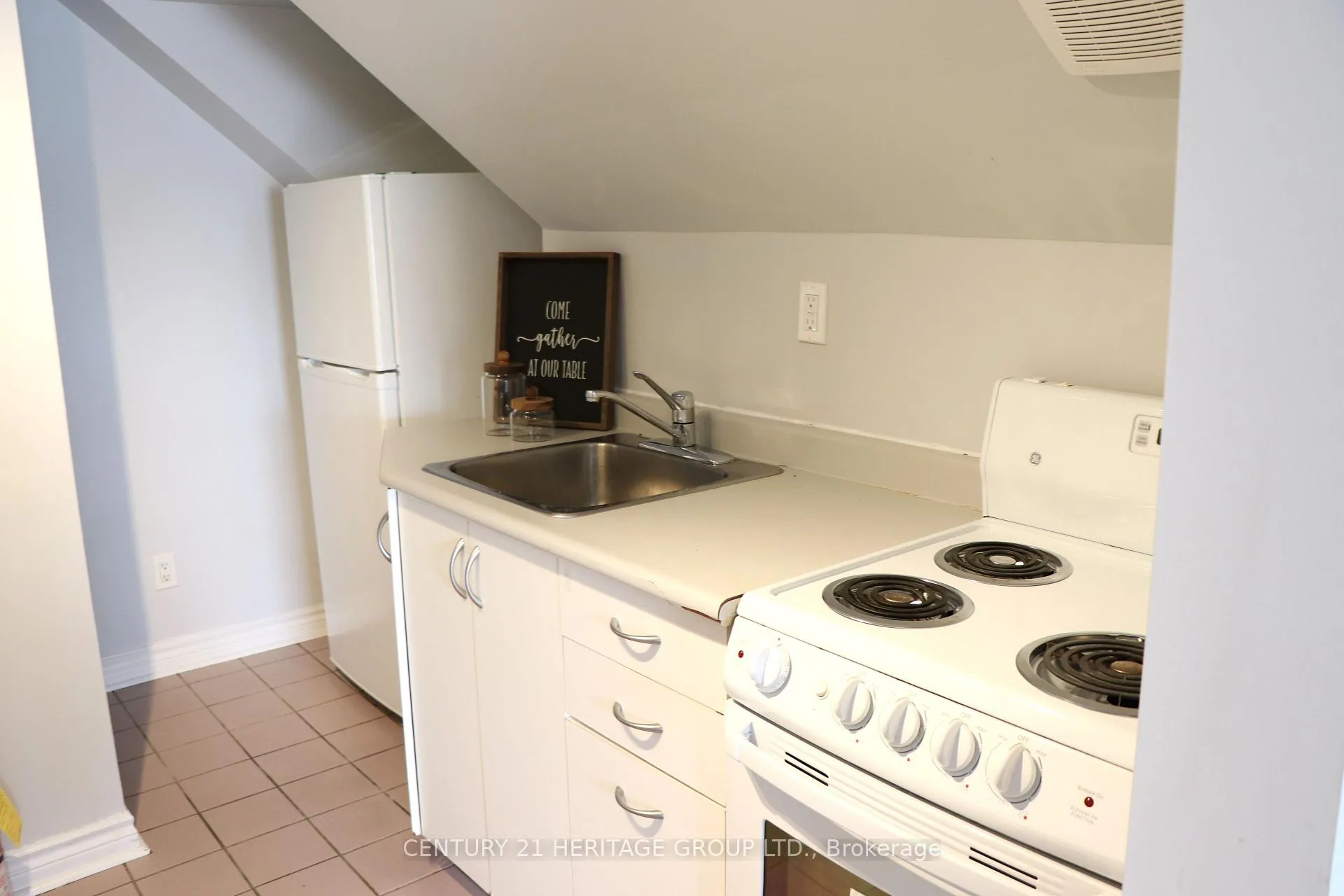 Photo 4 of Unit 2, 14888 Yonge Street, Aurora, Aurora Highlands — HOMEH