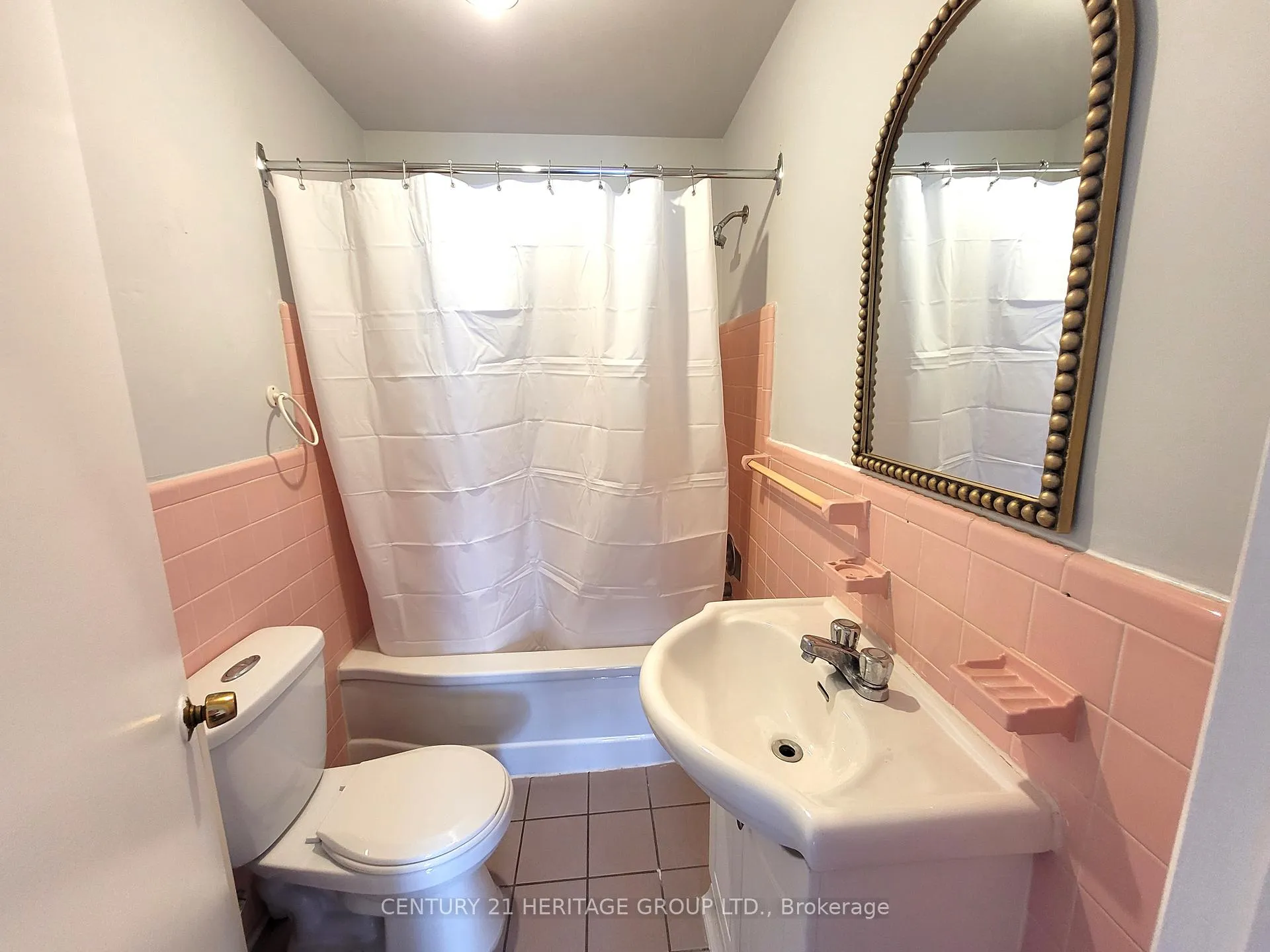 Photo 6 of Unit 2, 14888 Yonge Street, Aurora, Aurora Highlands — HOMEH