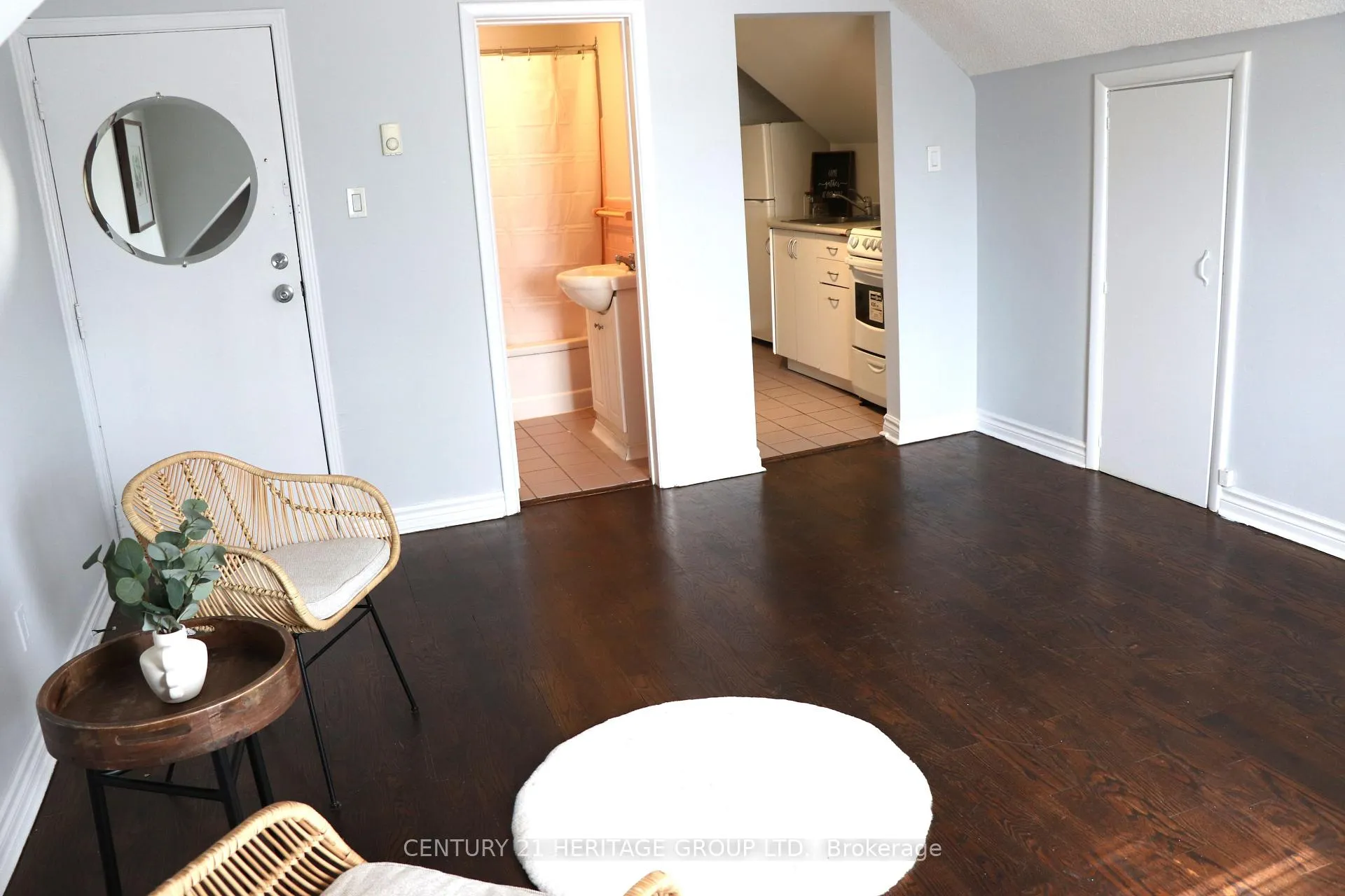 Photo 8 of Unit 2, 14888 Yonge Street, Aurora, Aurora Highlands — HOMEH