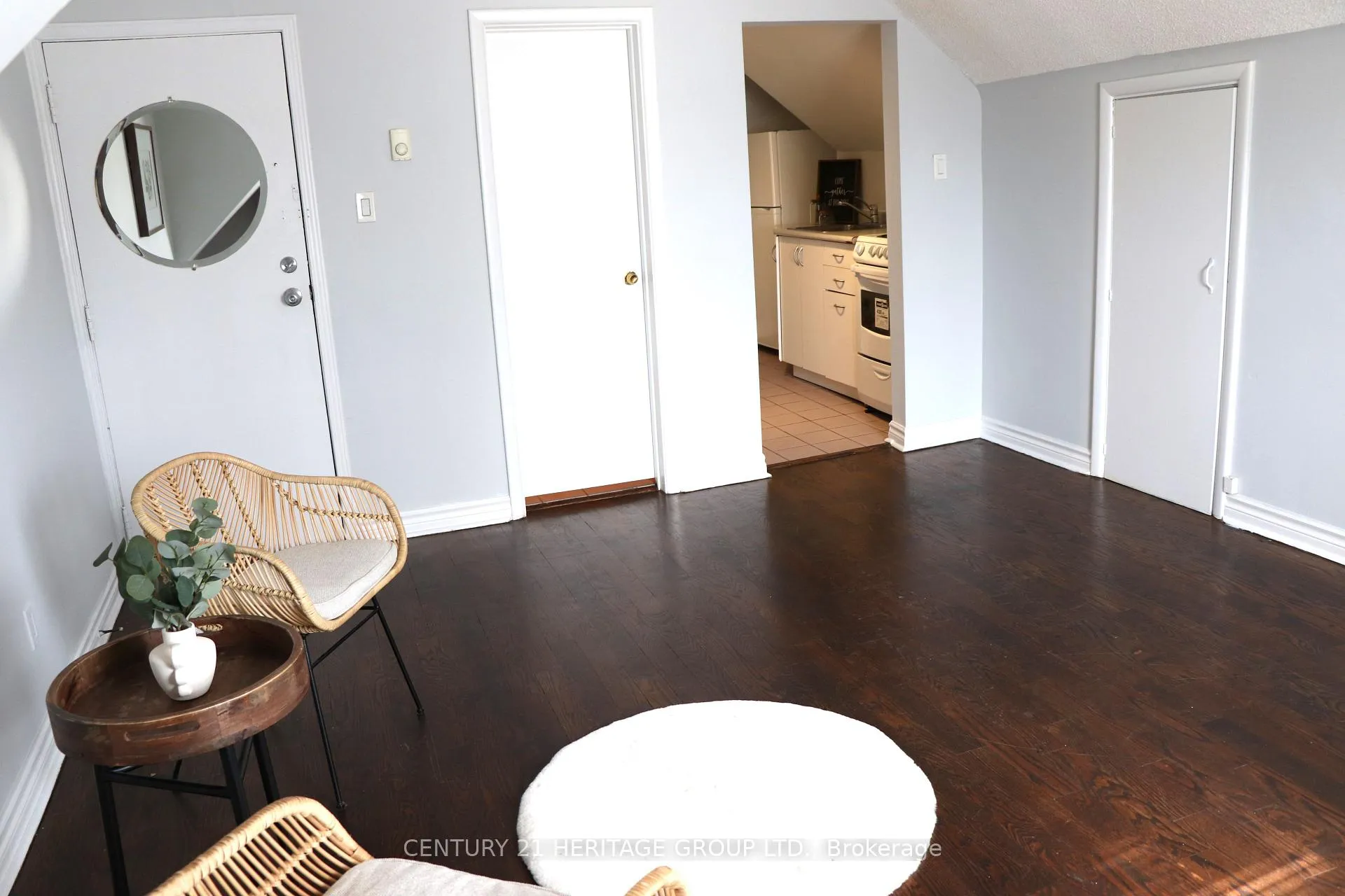 Photo 9 of Unit 2, 14888 Yonge Street, Aurora, Aurora Highlands — HOMEH