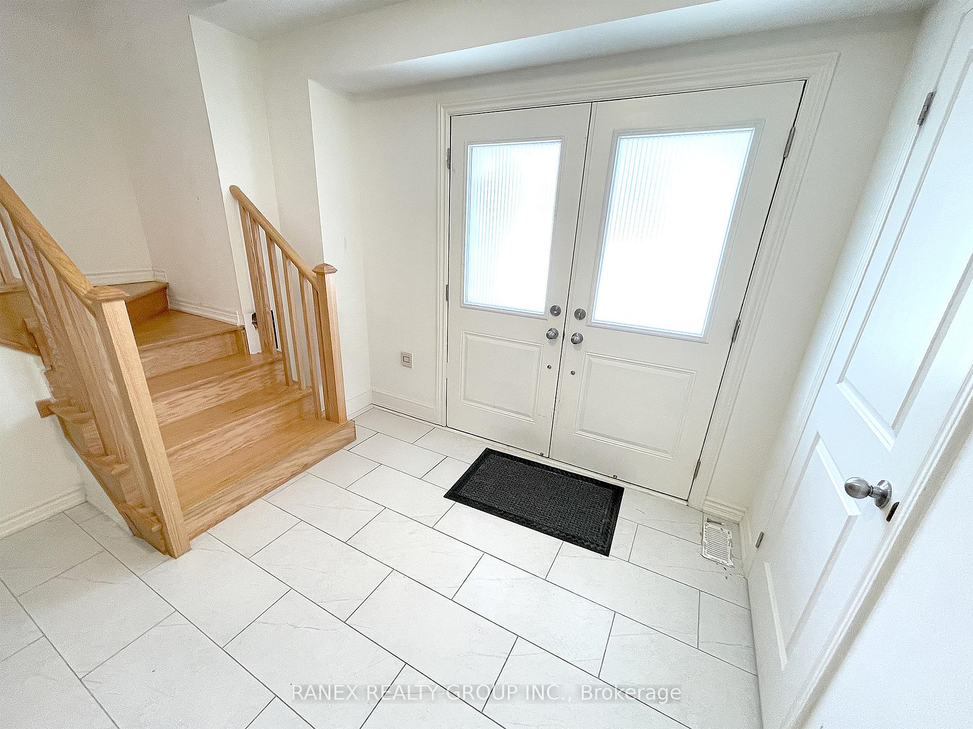 Photo 2 of Unit Upper Level (2nd & 3rd ), 33 Arrowview Drive, Brampton, Northwest Brampton — HOMEH