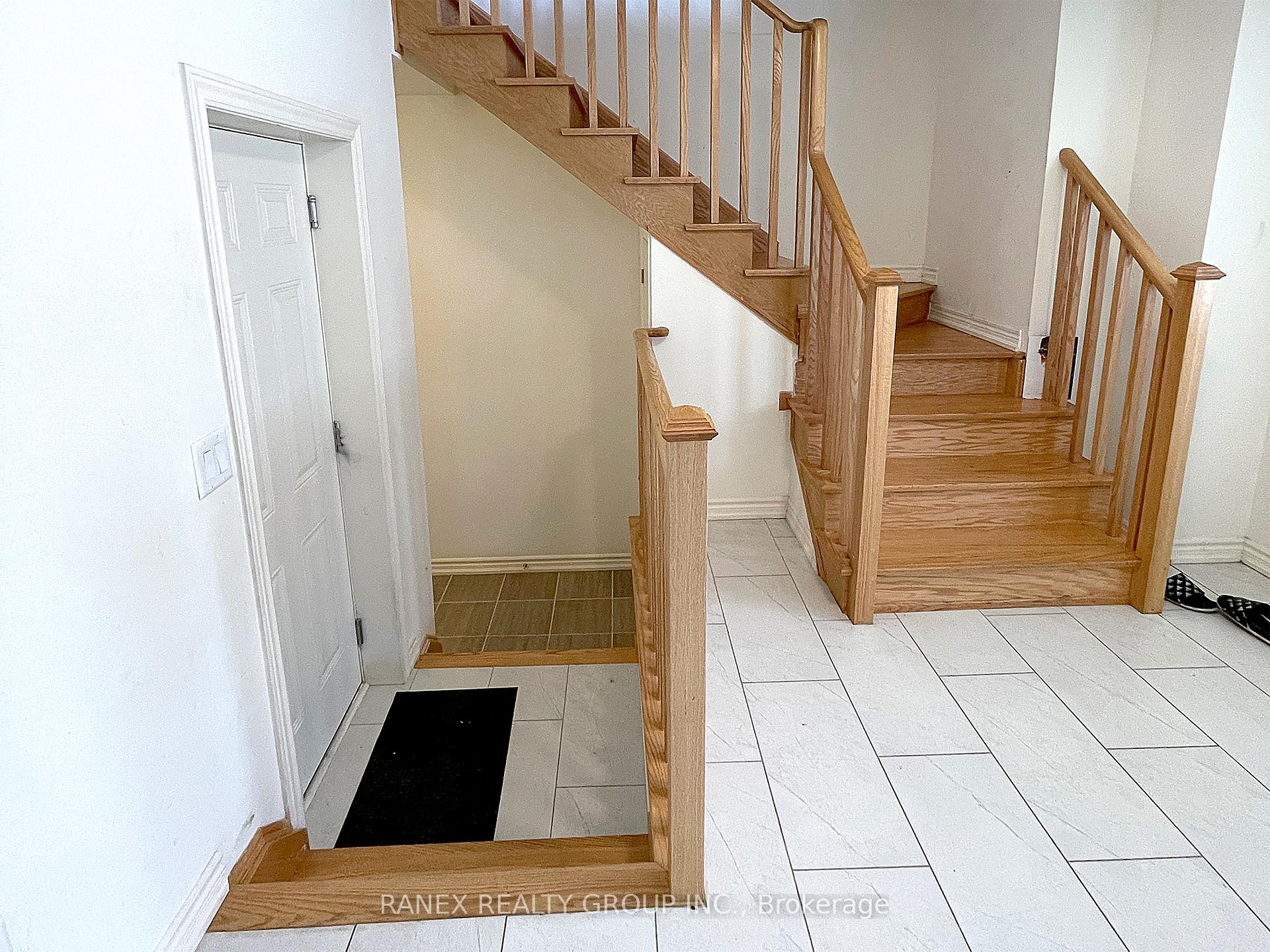Photo 3 of Unit Upper Level (2nd & 3rd ), 33 Arrowview Drive, Brampton, Northwest Brampton — HOMEH
