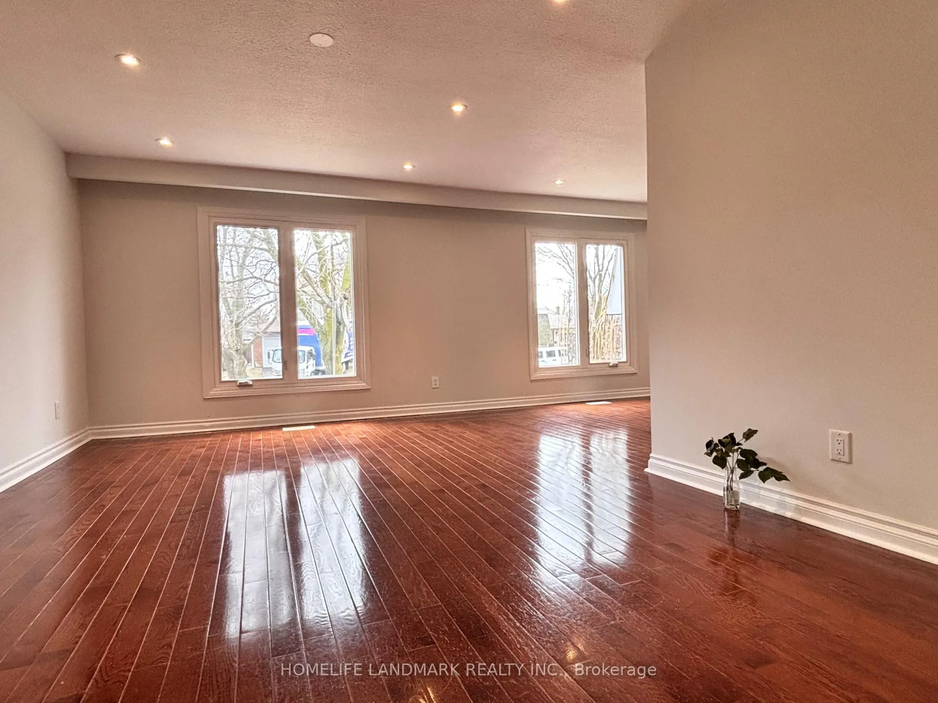 Photo 4 of Unit Main, 20 Oak Lea Circle, Markham, Markham Village — HOMEH
