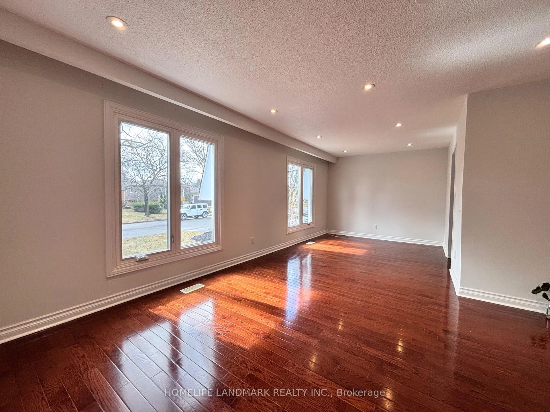 Photo 5 of Unit Main, 20 Oak Lea Circle, Markham, Markham Village — HOMEH