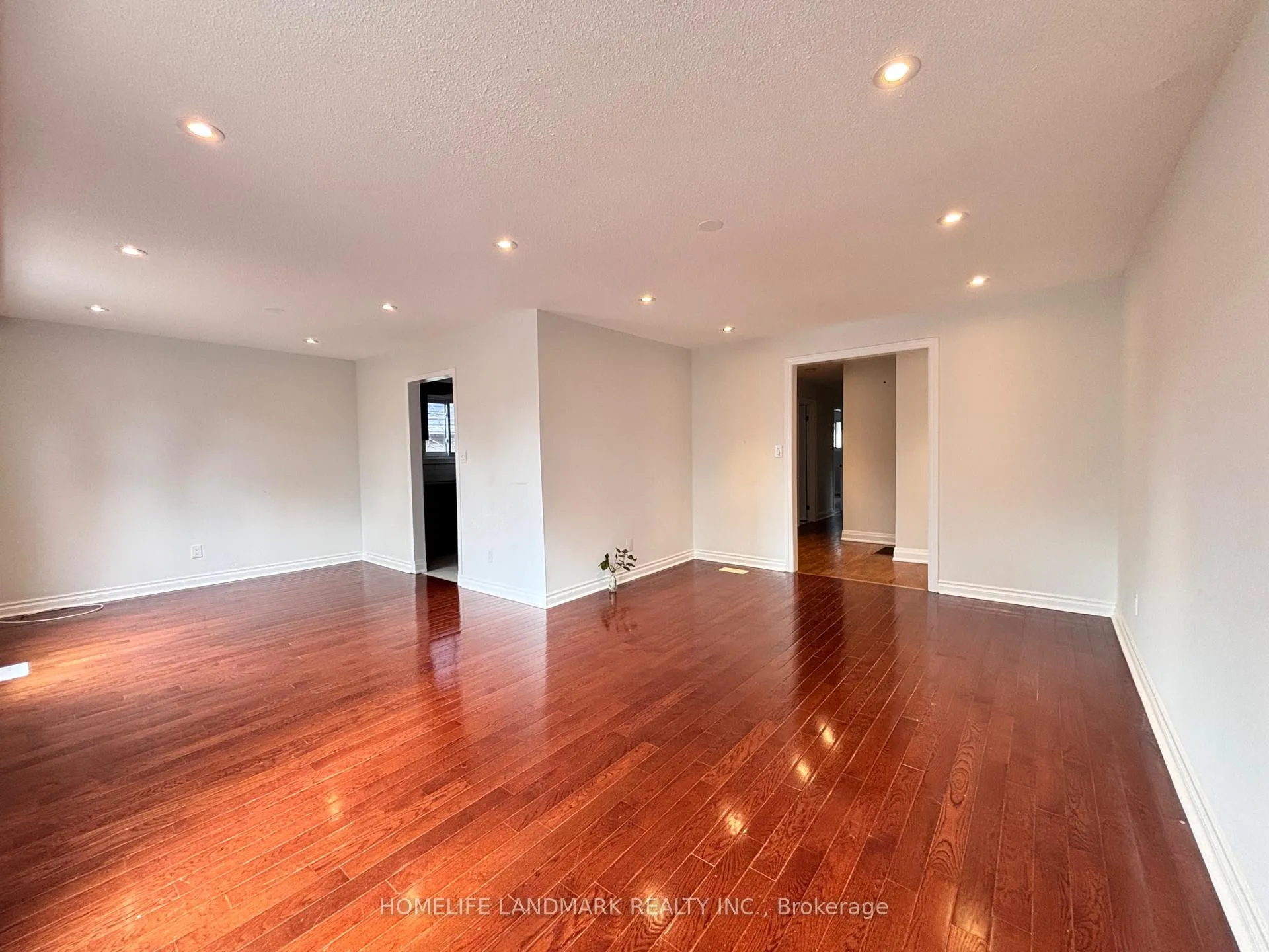 Photo 6 of Unit Main, 20 Oak Lea Circle, Markham, Markham Village — HOMEH