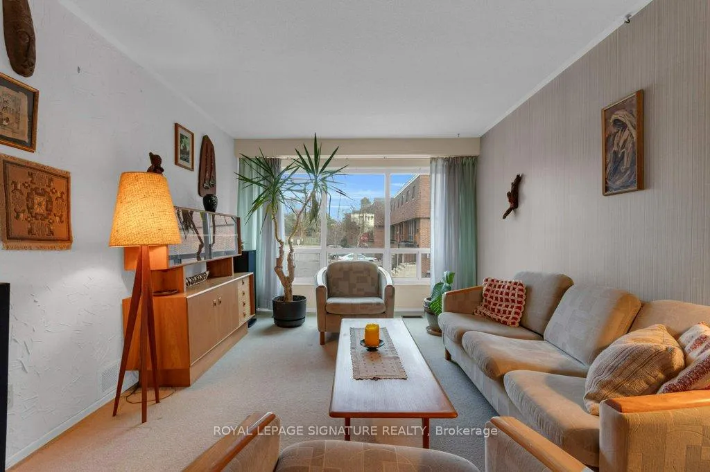 Photo 10 of 28 Stately Way, Markham, Royal Orchard — HOMEH