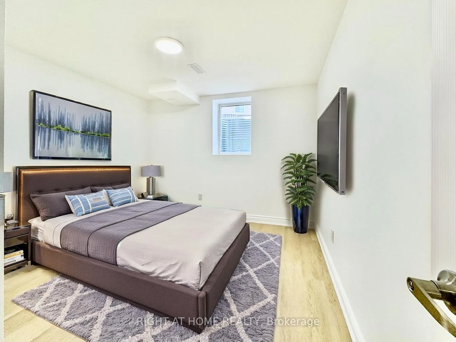 Photo 4 of Unit Basement, 12 Unicorn Lane, Barrie, Innis-Shore — HOMEH