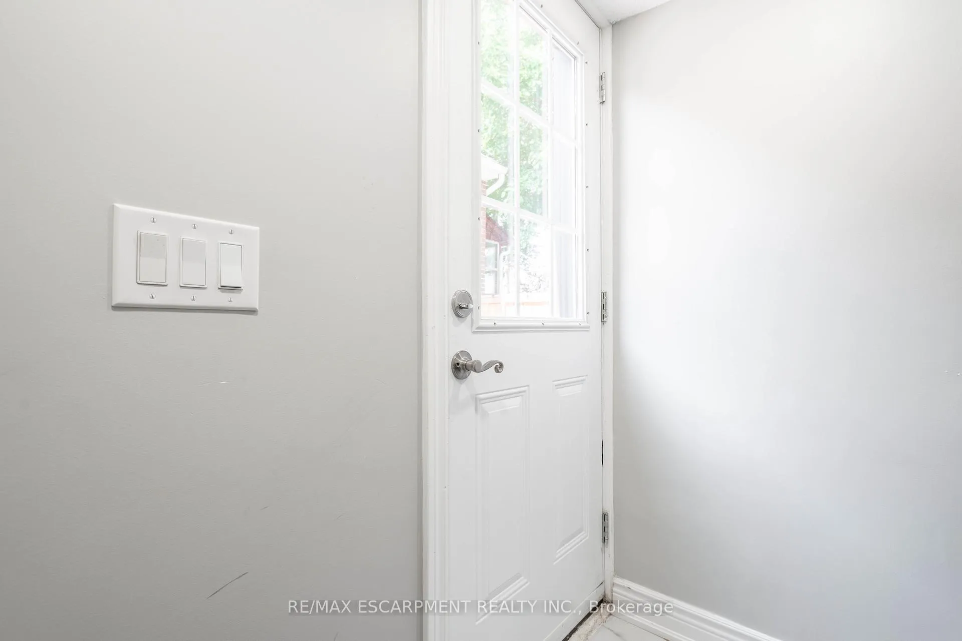 Photo 4 of Unit Lower, 138 Tuxedo Avenue S, Hamilton, Bartonville — HOMEH