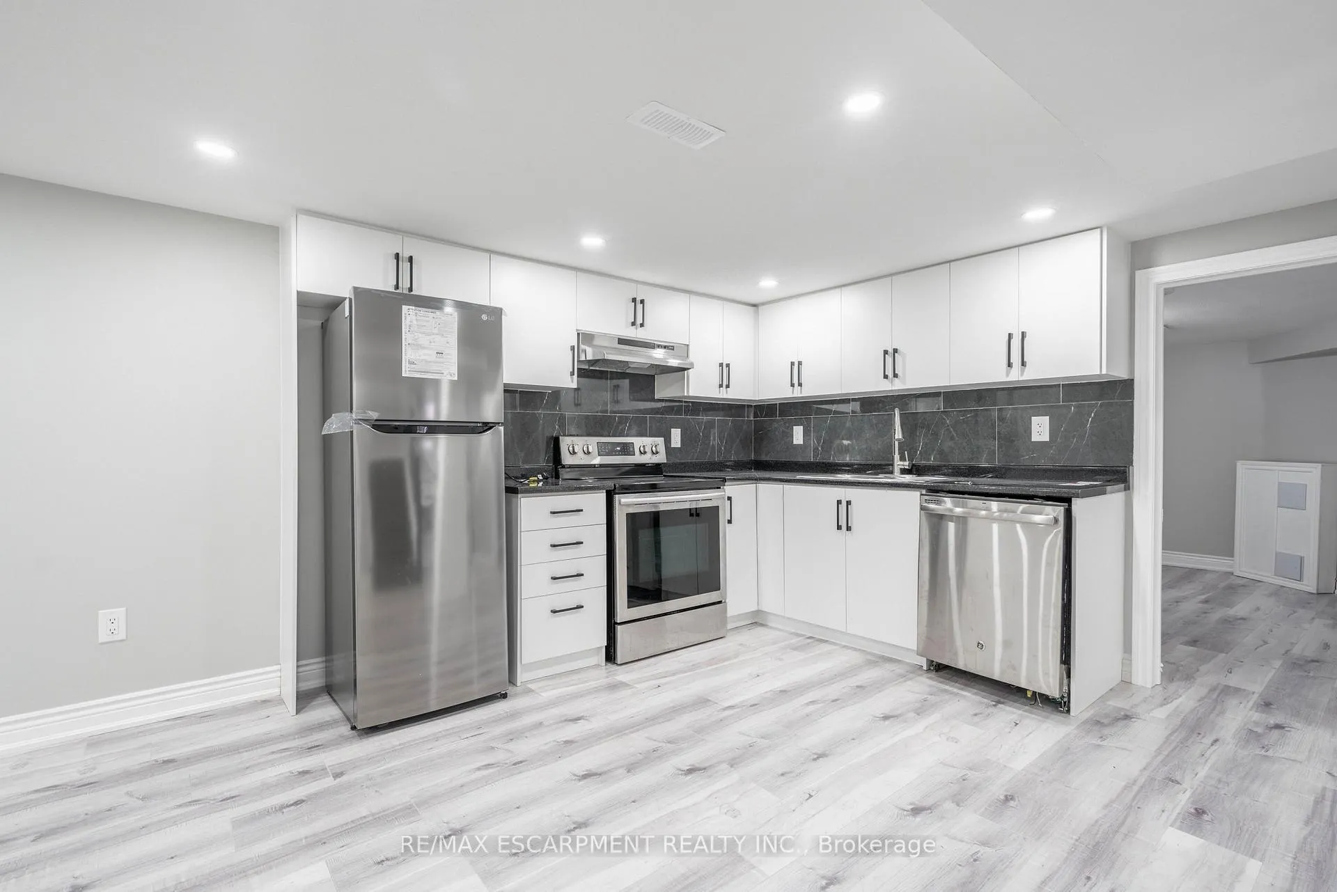 Photo 5 of Unit Lower, 138 Tuxedo Avenue S, Hamilton, Bartonville — HOMEH