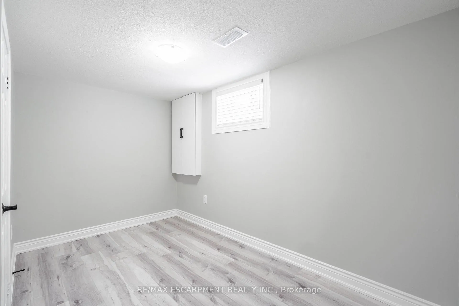 Photo 12 of Unit Lower, 138 Tuxedo Avenue S, Hamilton, Bartonville — HOMEH