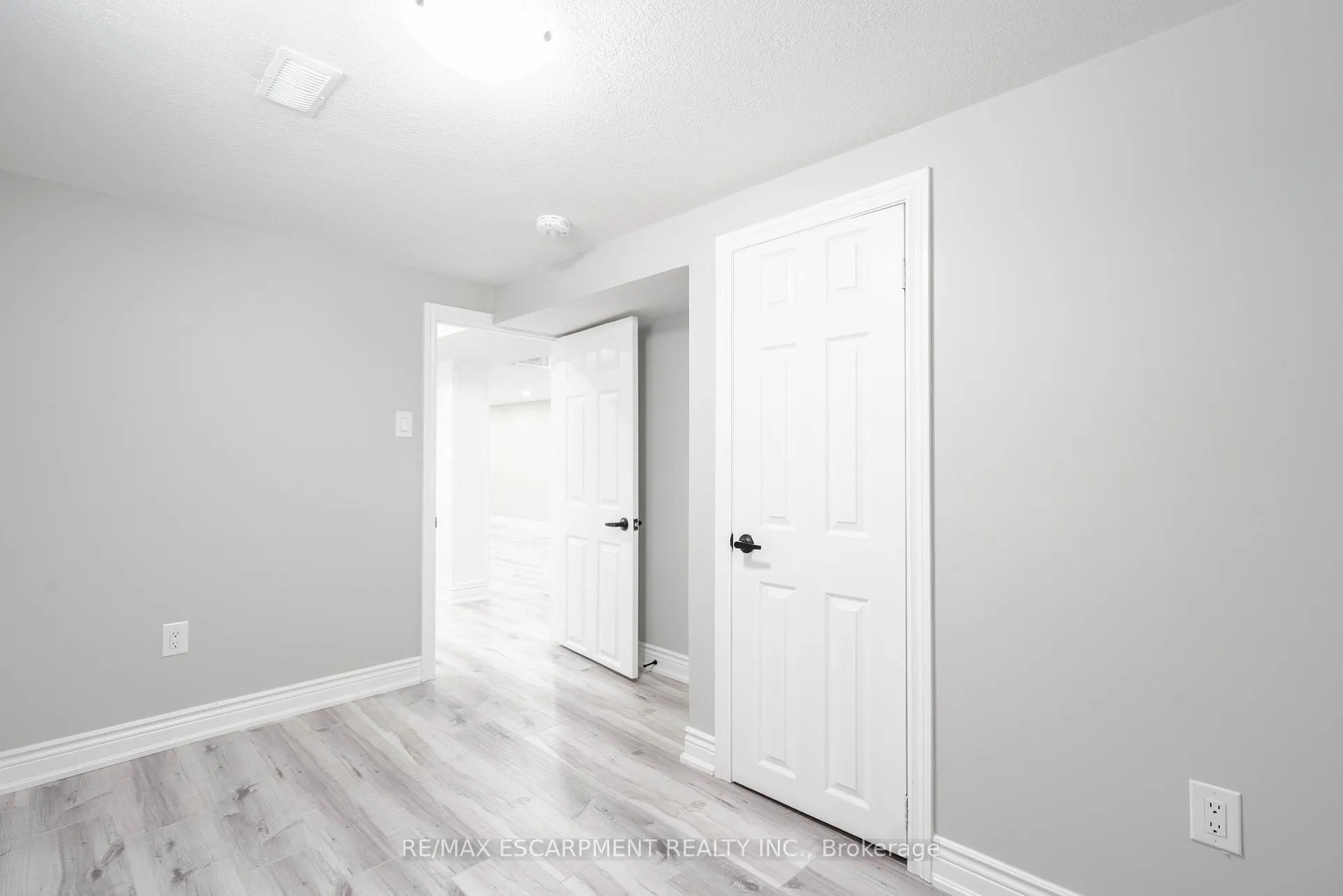 Photo 13 of Unit Lower, 138 Tuxedo Avenue S, Hamilton, Bartonville — HOMEH