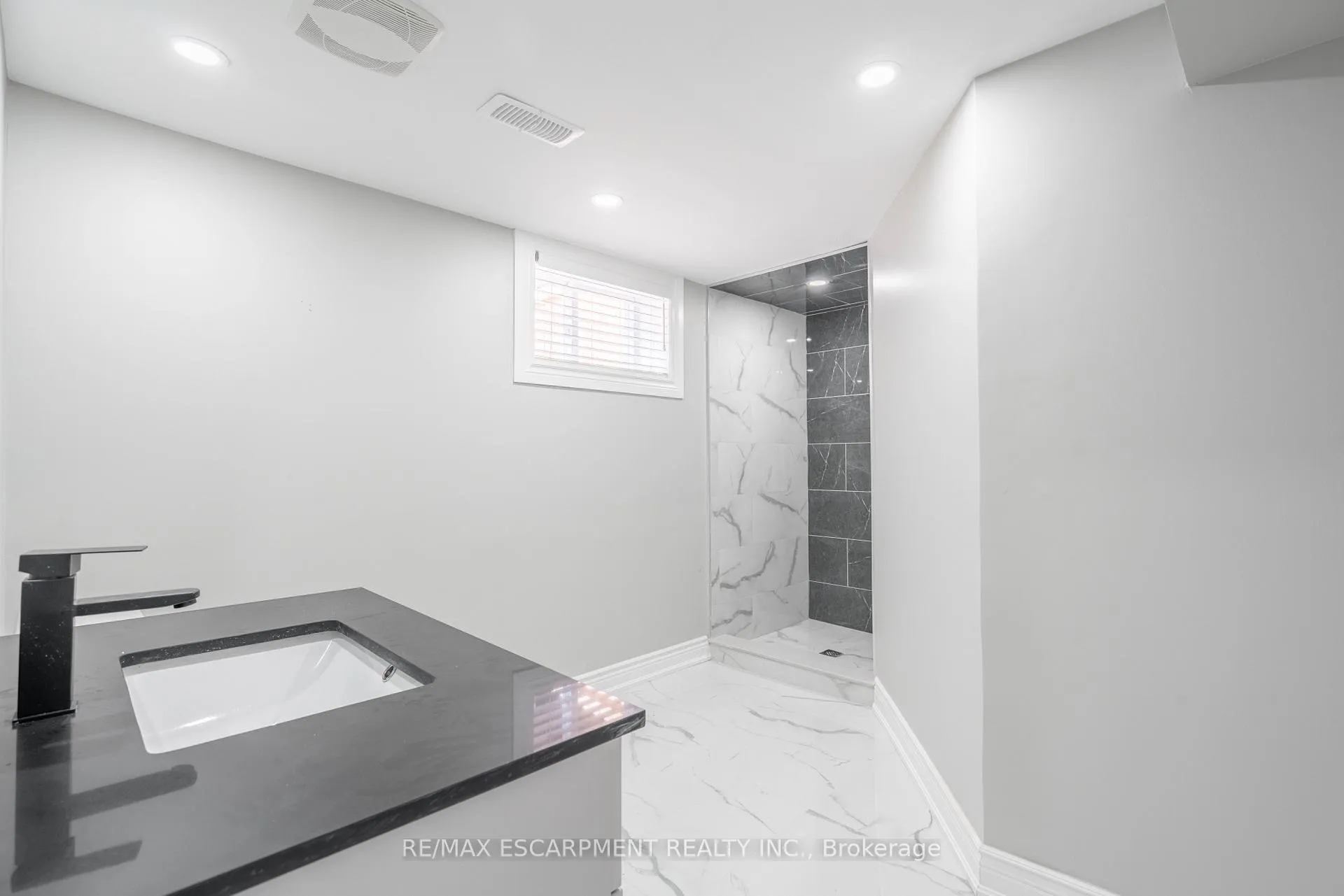 Photo 14 of Unit Lower, 138 Tuxedo Avenue S, Hamilton, Bartonville — HOMEH