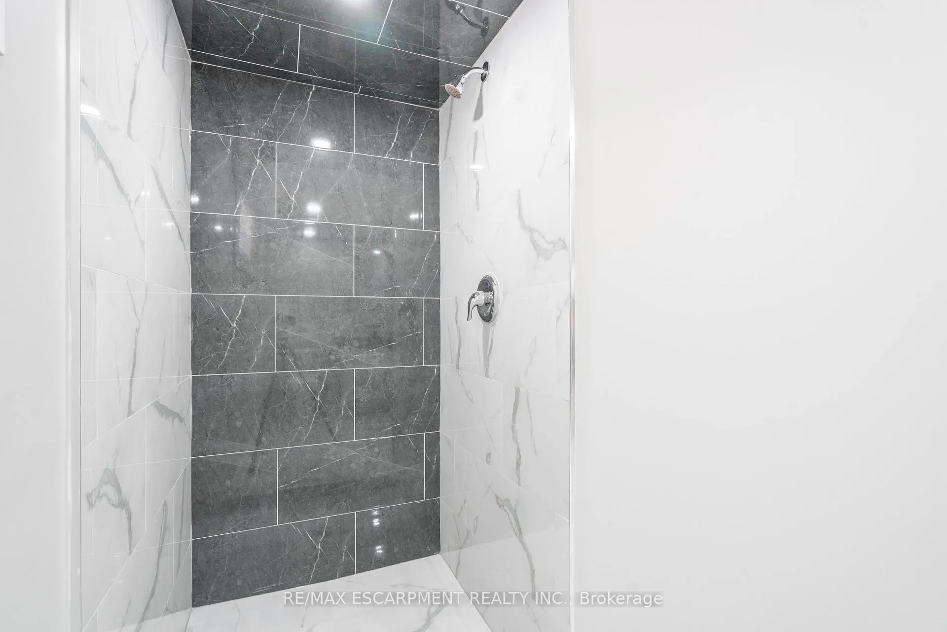 Photo 16 of Unit Lower, 138 Tuxedo Avenue S, Hamilton, Bartonville — HOMEH