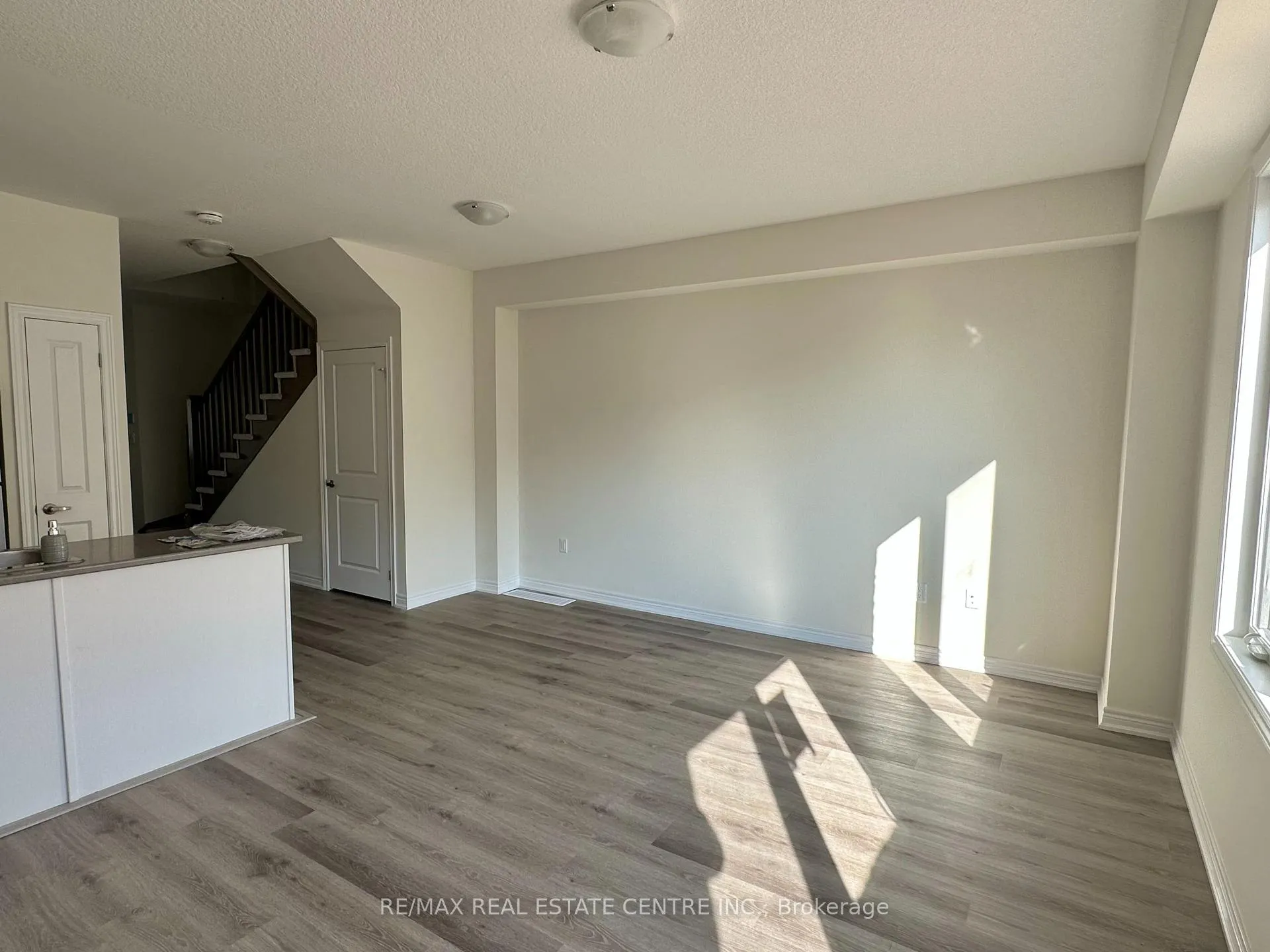 Photo 4 of 80 Pinot Crescent, Hamilton, Stoney Creek — HOMEH