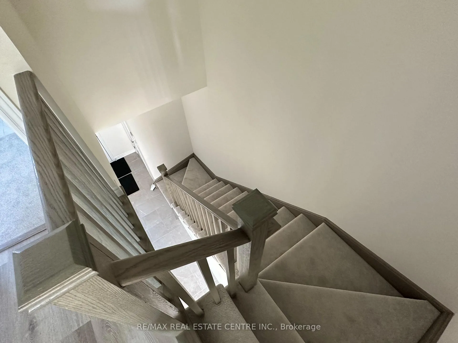 Photo 11 of 80 Pinot Crescent, Hamilton, Stoney Creek — HOMEH
