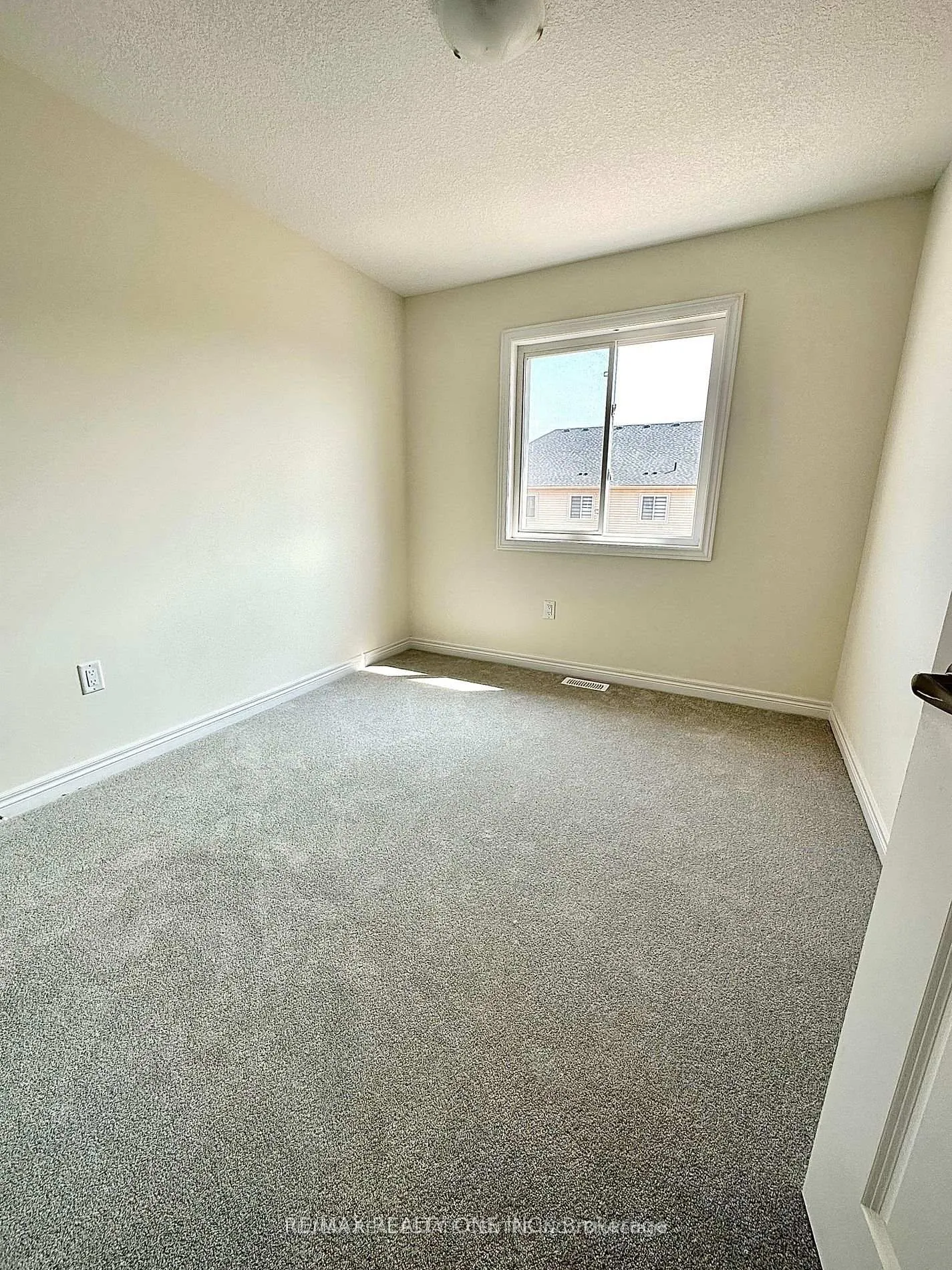 Photo 19 of 80 Pinot Crescent, Hamilton, Stoney Creek — HOMEH