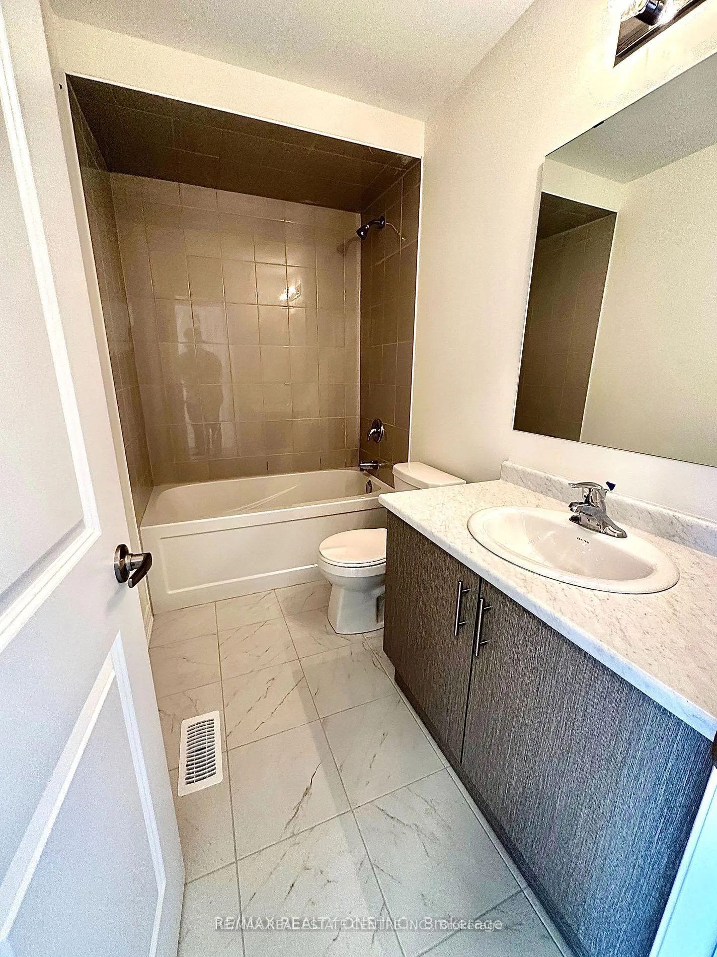 Photo 21 of 80 Pinot Crescent, Hamilton, Stoney Creek — HOMEH