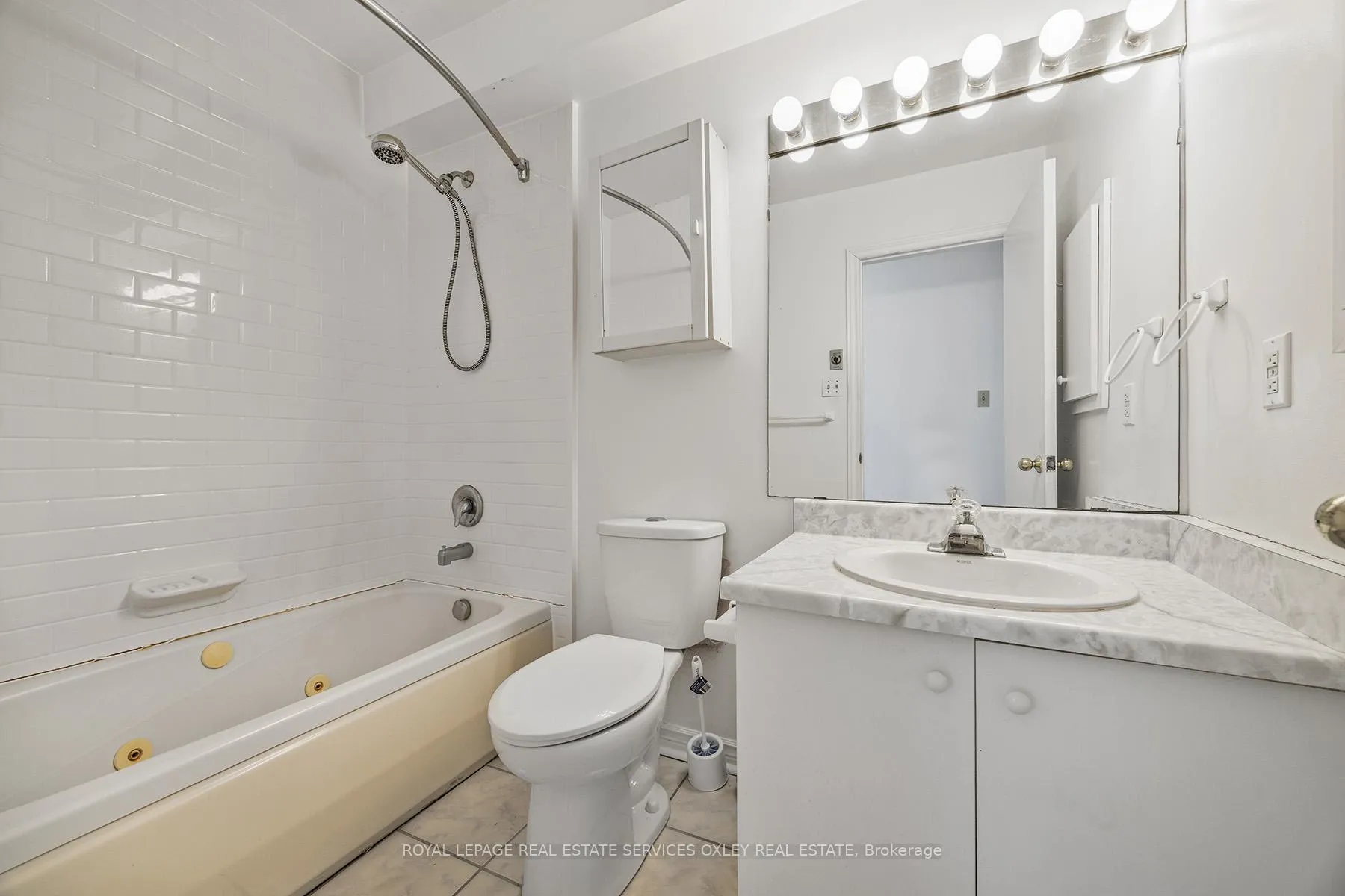 Photo 8 of Unit 2, 31 Glebe Road E, Toronto, Mount Pleasant West — HOMEH