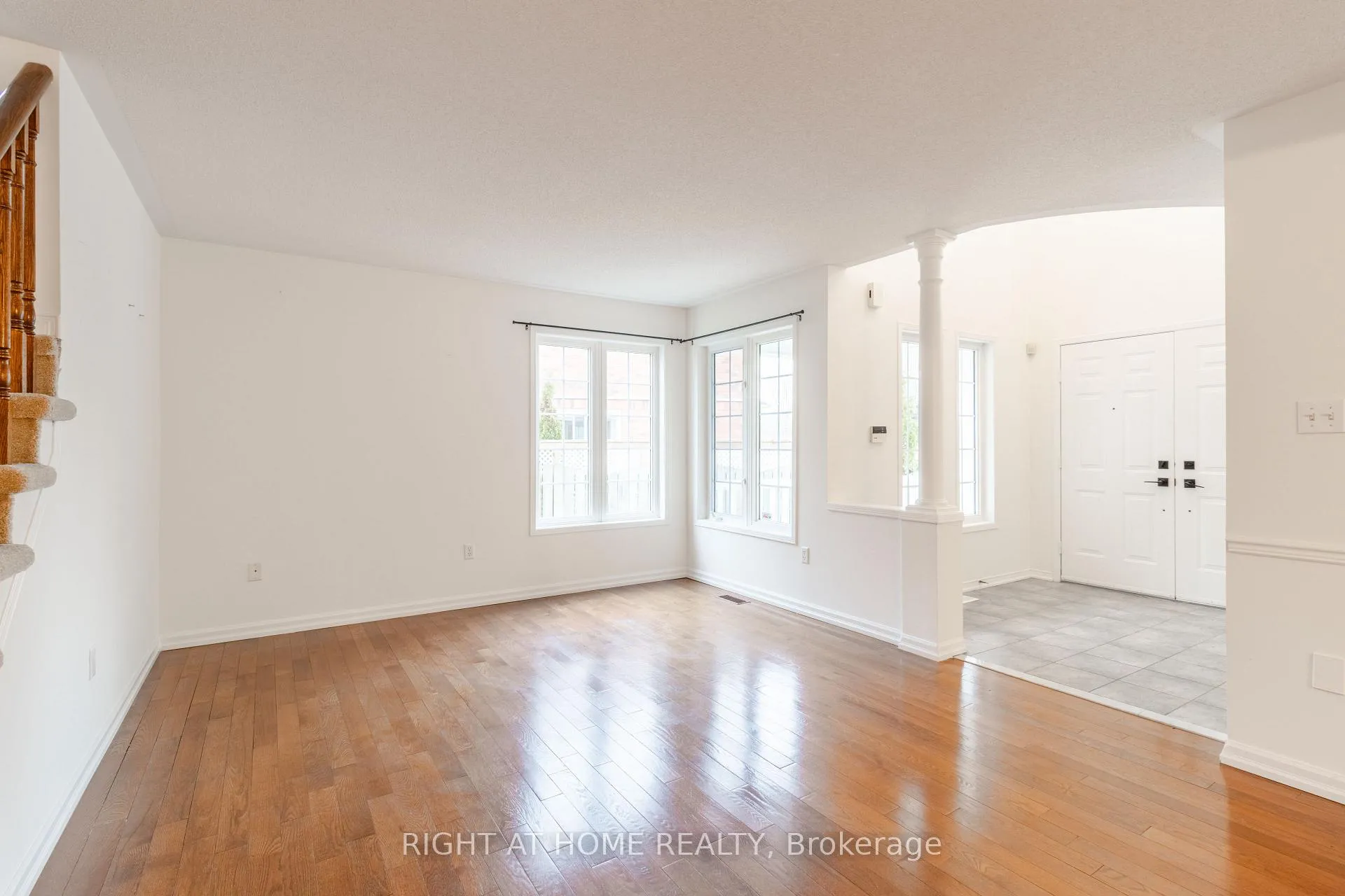 Photo 2 of 39 Mullord Avenue, Ajax, South East — HOMEH