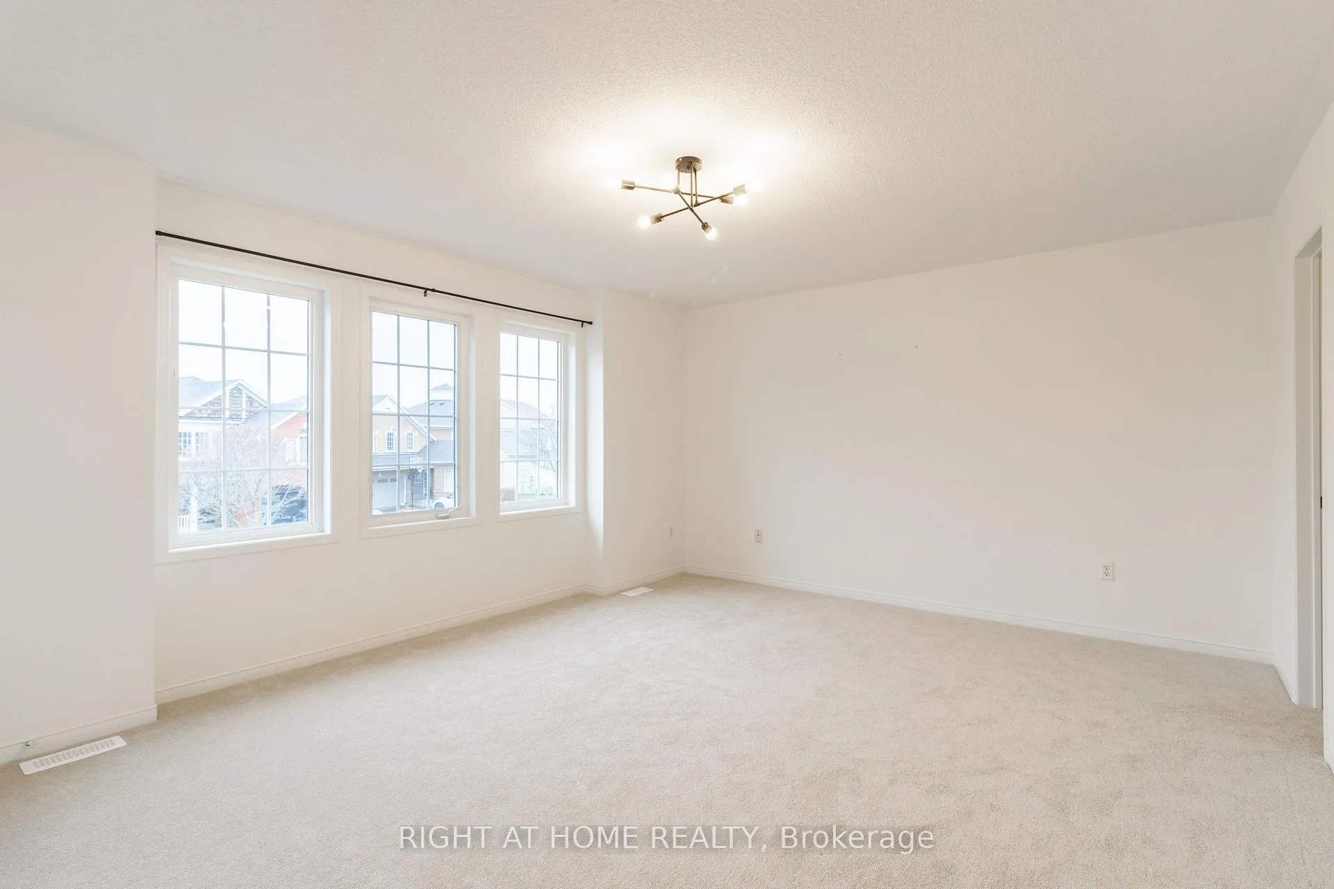 Photo 23 of 39 Mullord Avenue, Ajax, South East — HOMEH