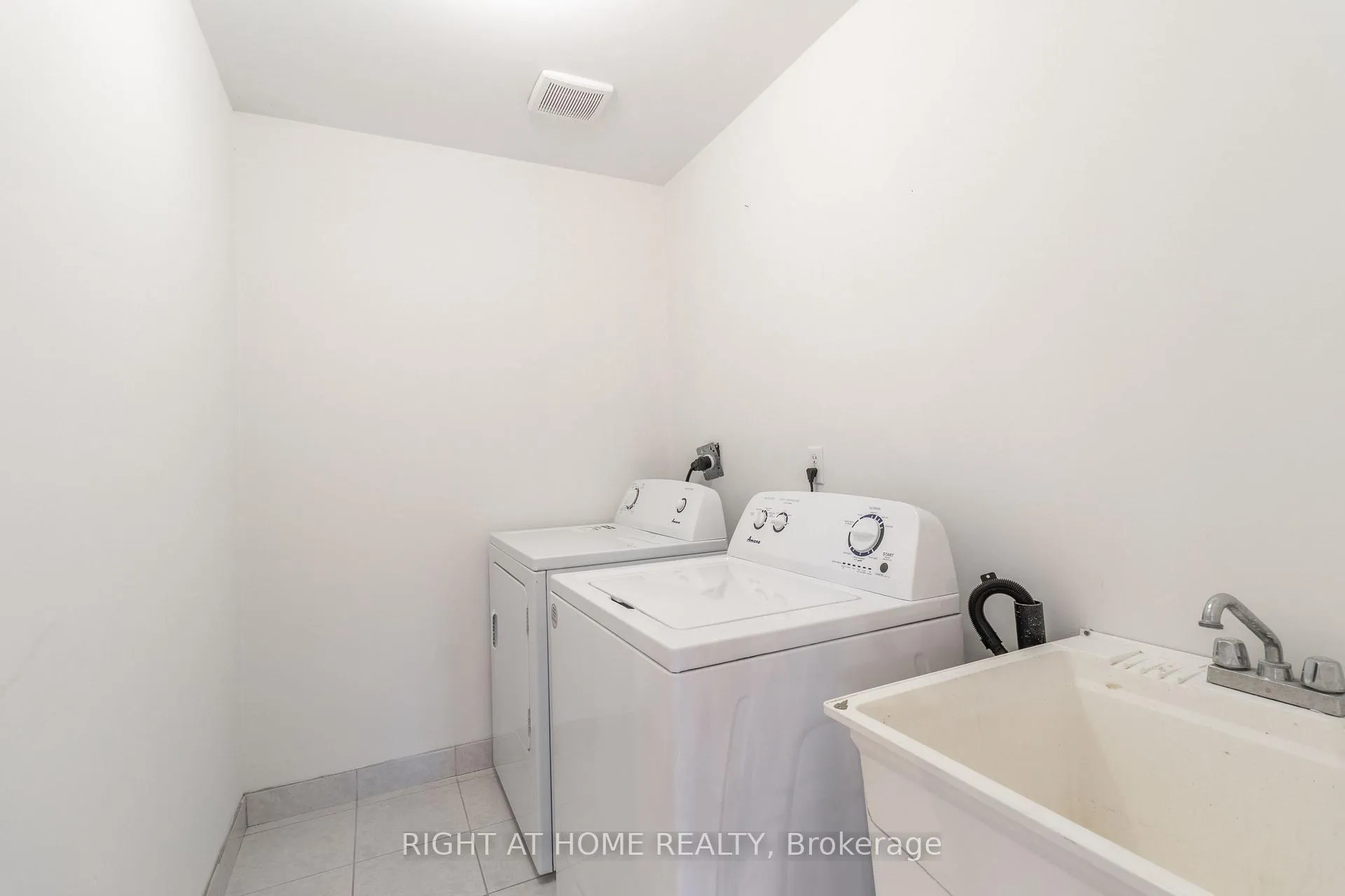 Photo 25 of 39 Mullord Avenue, Ajax, South East — HOMEH