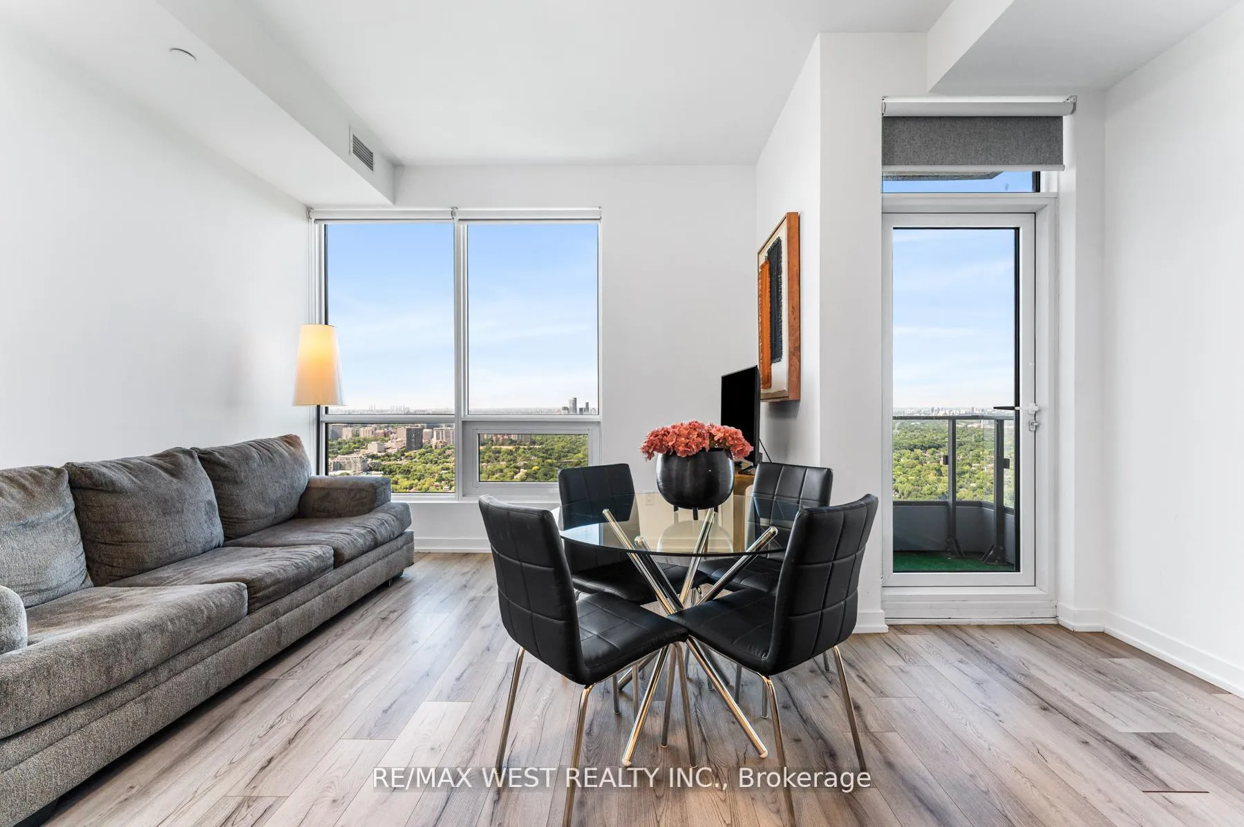 Front of Unit 5206, 395 Bloor Street E