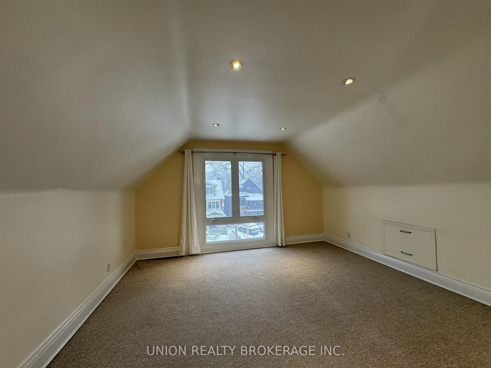 Photo 18 of Unit Upper, 35 Hambly Avenue, Toronto, The Beaches — HOMEH