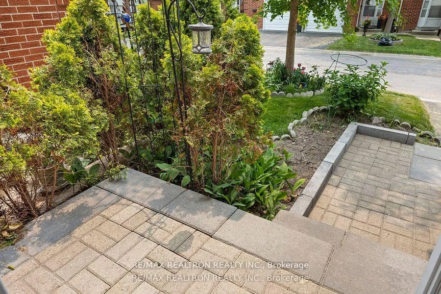 Photo 4 of 20 Harper Way, Markham, Aileen-Willowbrook — HOMEH