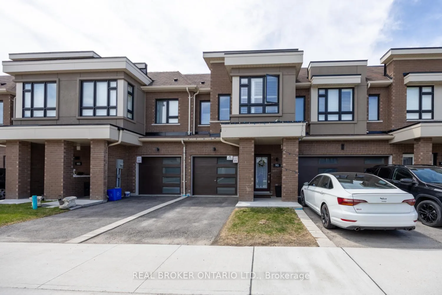 Photo 2 of 95 Caspian Square, Clarington, Bowmanville — HOMEH
