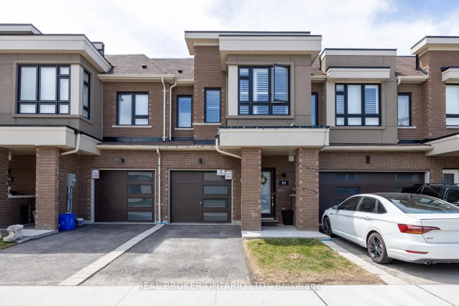 Photo 3 of 95 Caspian Square, Clarington, Bowmanville — HOMEH