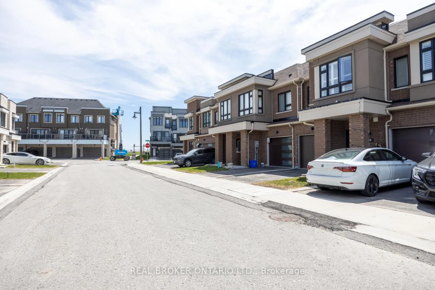 Photo 4 of 95 Caspian Square, Clarington, Bowmanville — HOMEH